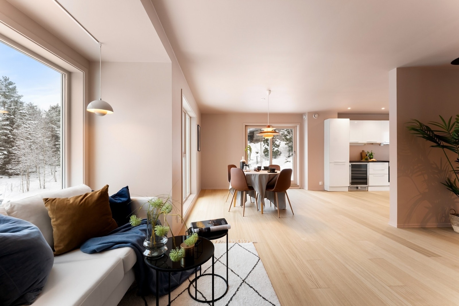 Stuen har pipeløp hvor det tidligere har vært peis. Galleribilde