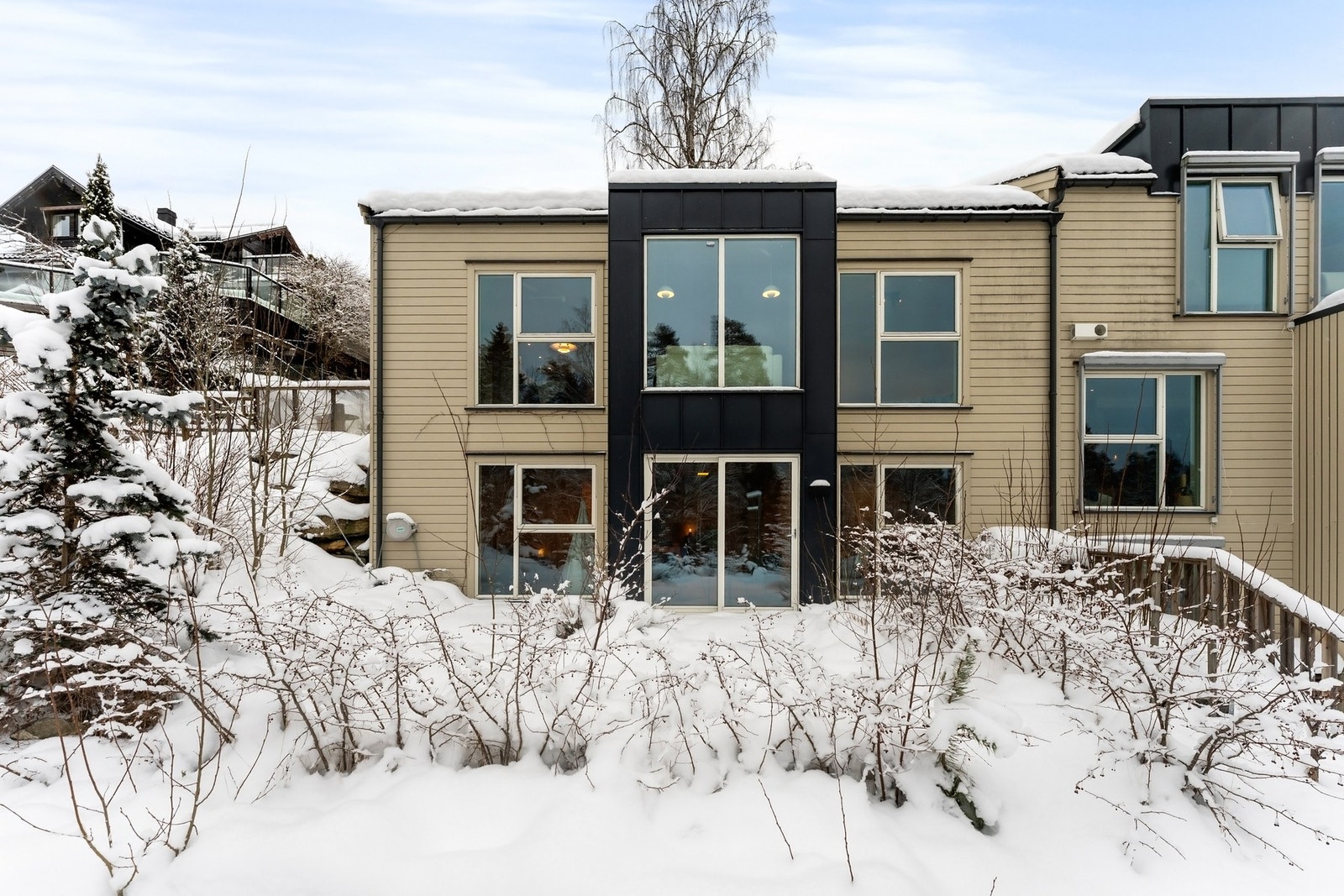 - en moderne og innbydende vertikaldelt tomannsbolig fra 2018, beliggende i et rolig og attraktivt område med umiddelbar nærhet til marka. Galleribilde