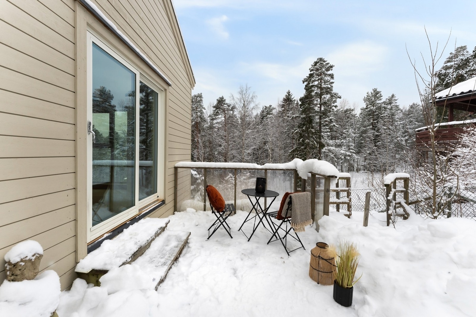 Boligen har flere solrike og usjenerte uteplasser. Galleribilde