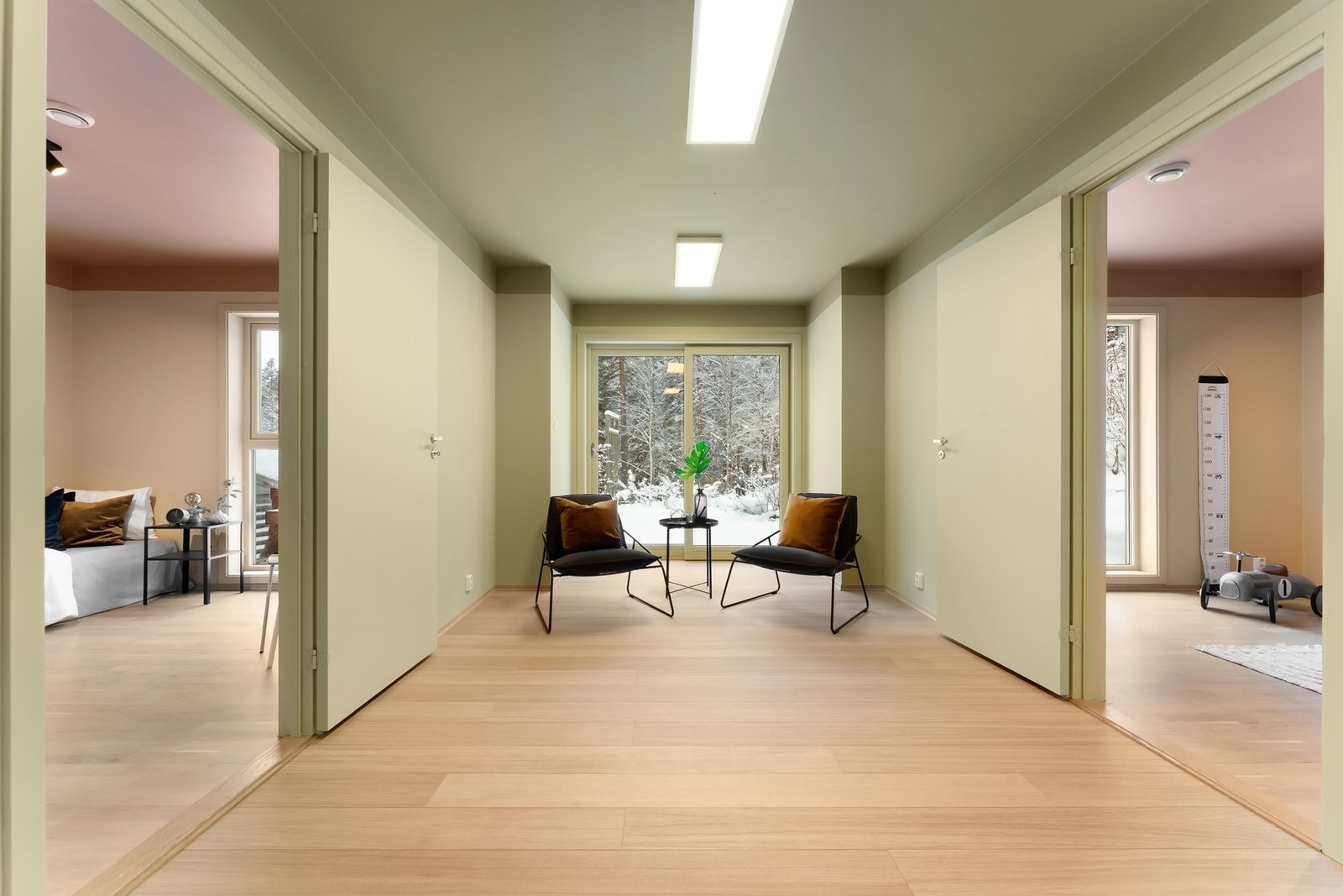 Kjellerstuen vender også mot hyggelig hage og markagrensen Galleribilde