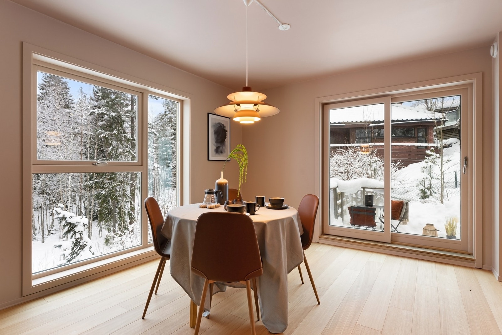 Vinduer ut utgangsdører på flere ender gjør boligen svært åpen, men fortsatt usjenert Galleribilde