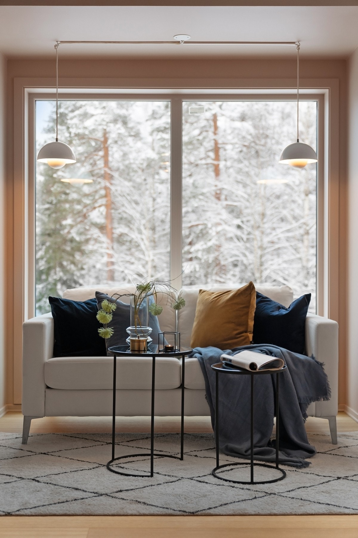 Store vindusflater slipper inn mye naturlig lys og gir en følelse av å bo tett på marka Galleribilde