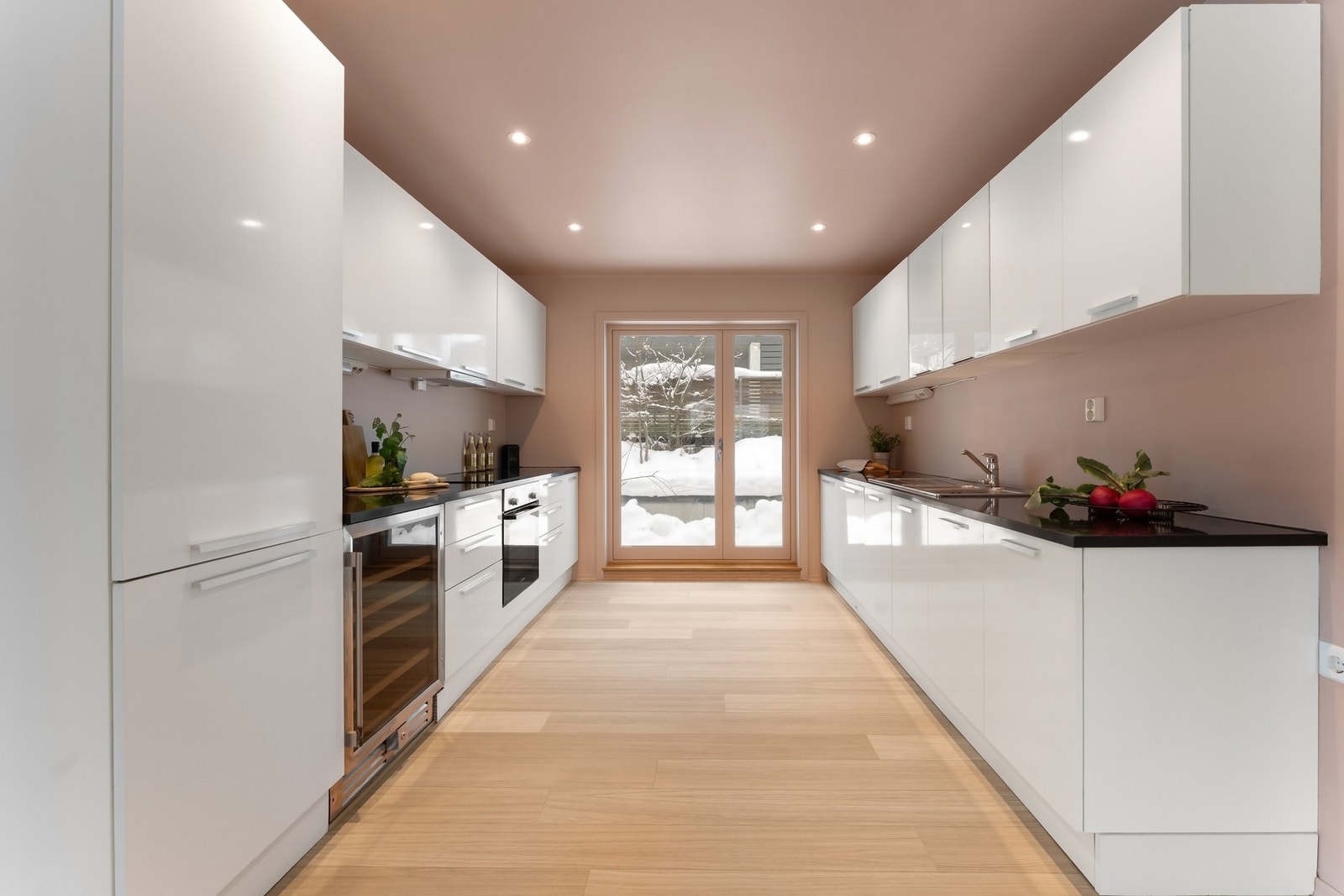 Stort kjøkken i delvis åpen løsning mot stuen. Galleribilde