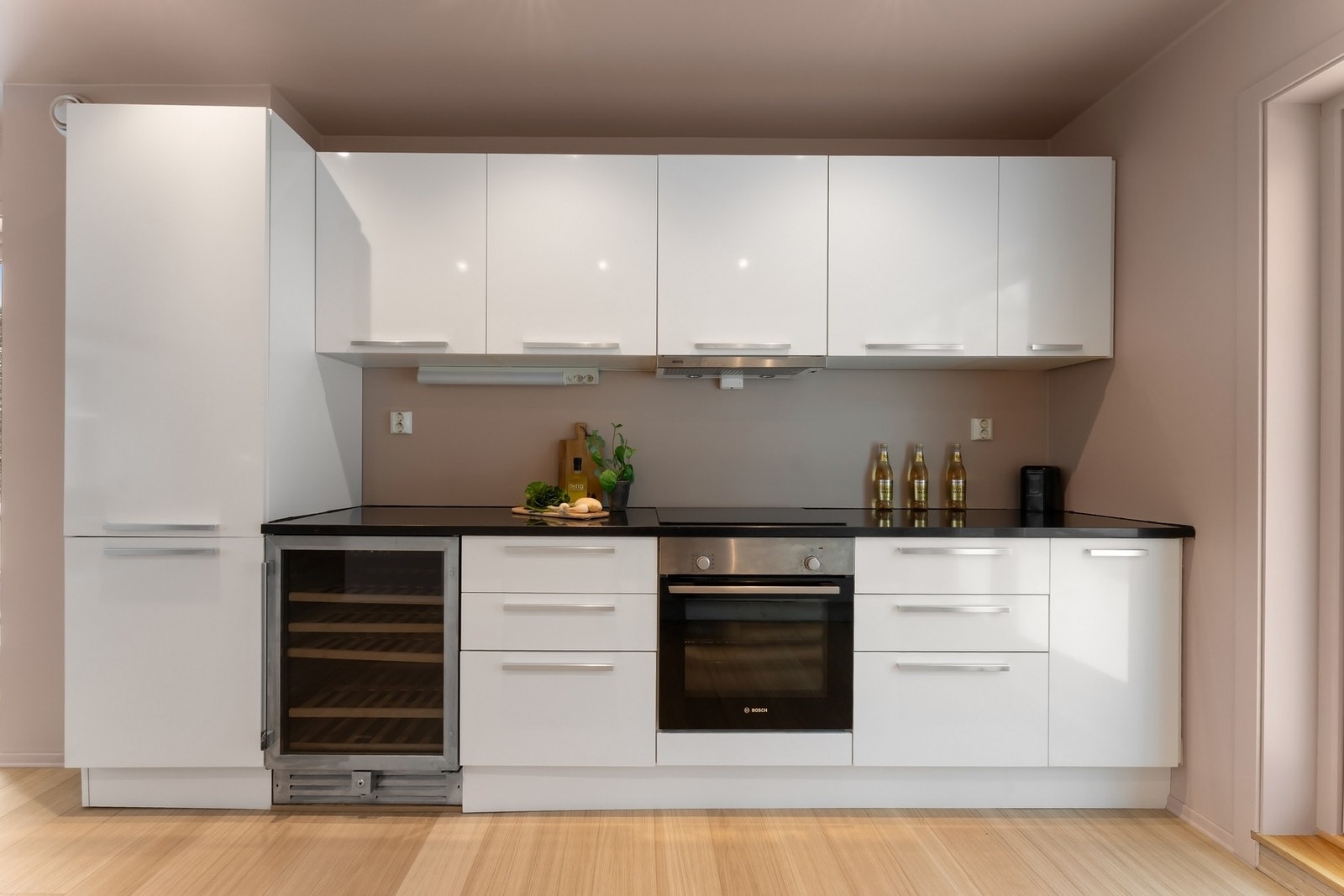 Her har du integrerte hvitevarer som komfyr, koketopp, vinskap m.m. Galleribilde