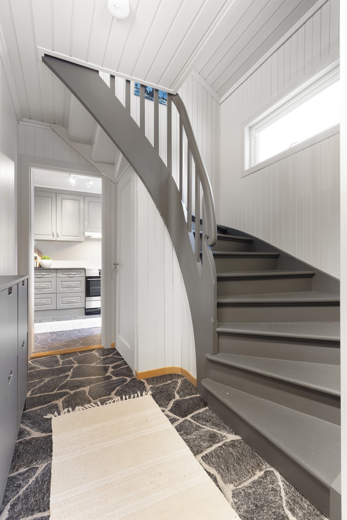 Fra gangen er det trapp opp til boligens 2.etg. Galleribilde