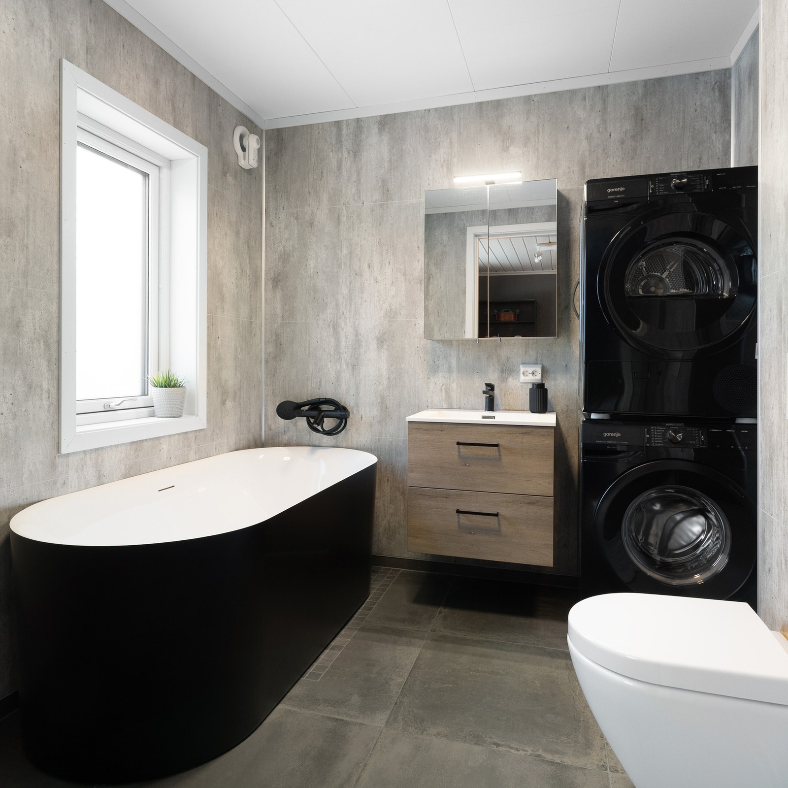 Platekledde trekonstruksjoner med baderomsplater på vegger, samt himling av malte plater. Flislagt gulv med varmekabler. Galleribilde