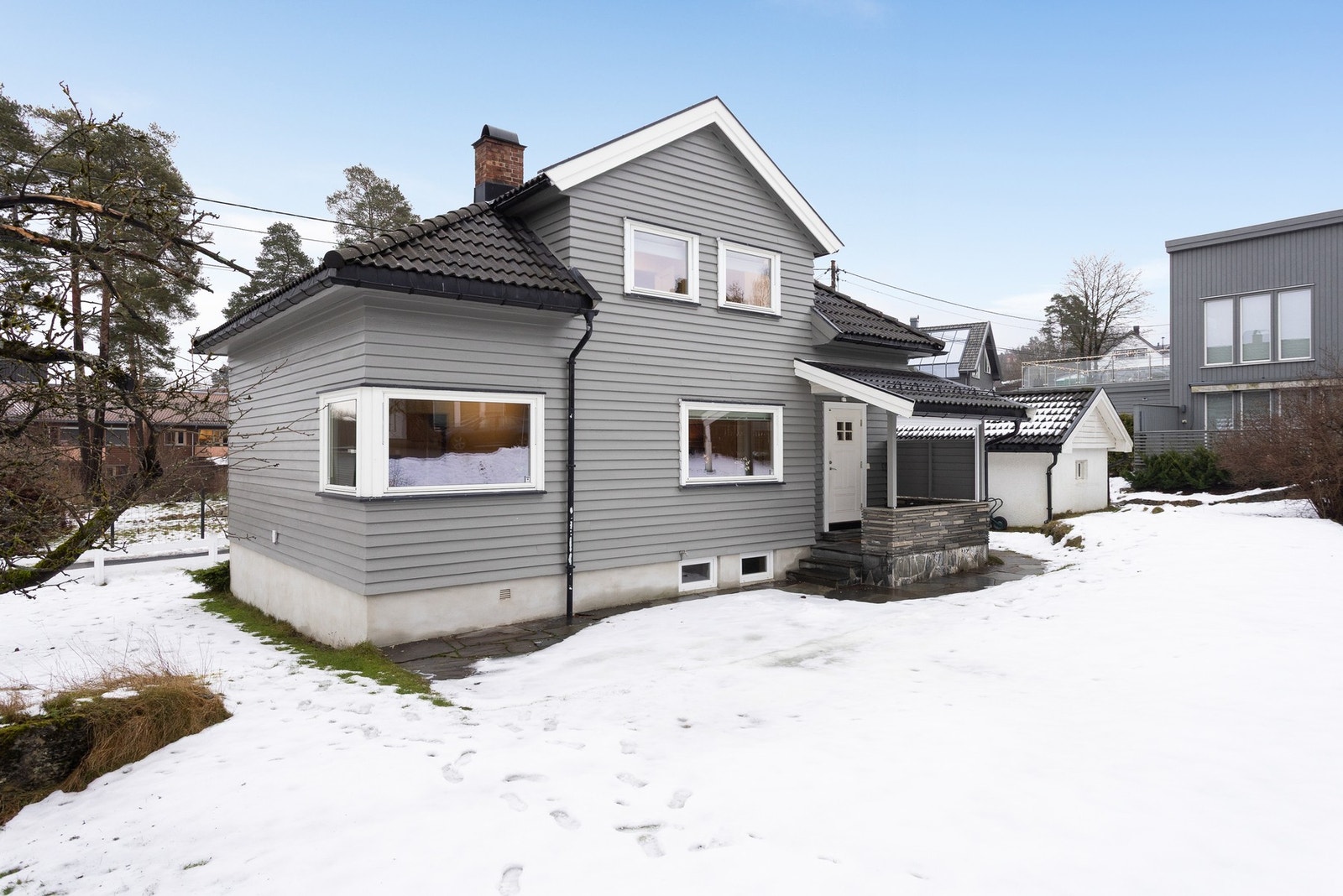 - Boligen har fastkarm, åpningsvinduer og dører av tre med 2- lags energiglass som er skiftet ca.2013
- Vinduer i kjeller av pvc er skiftet i 2021 Galleribilde