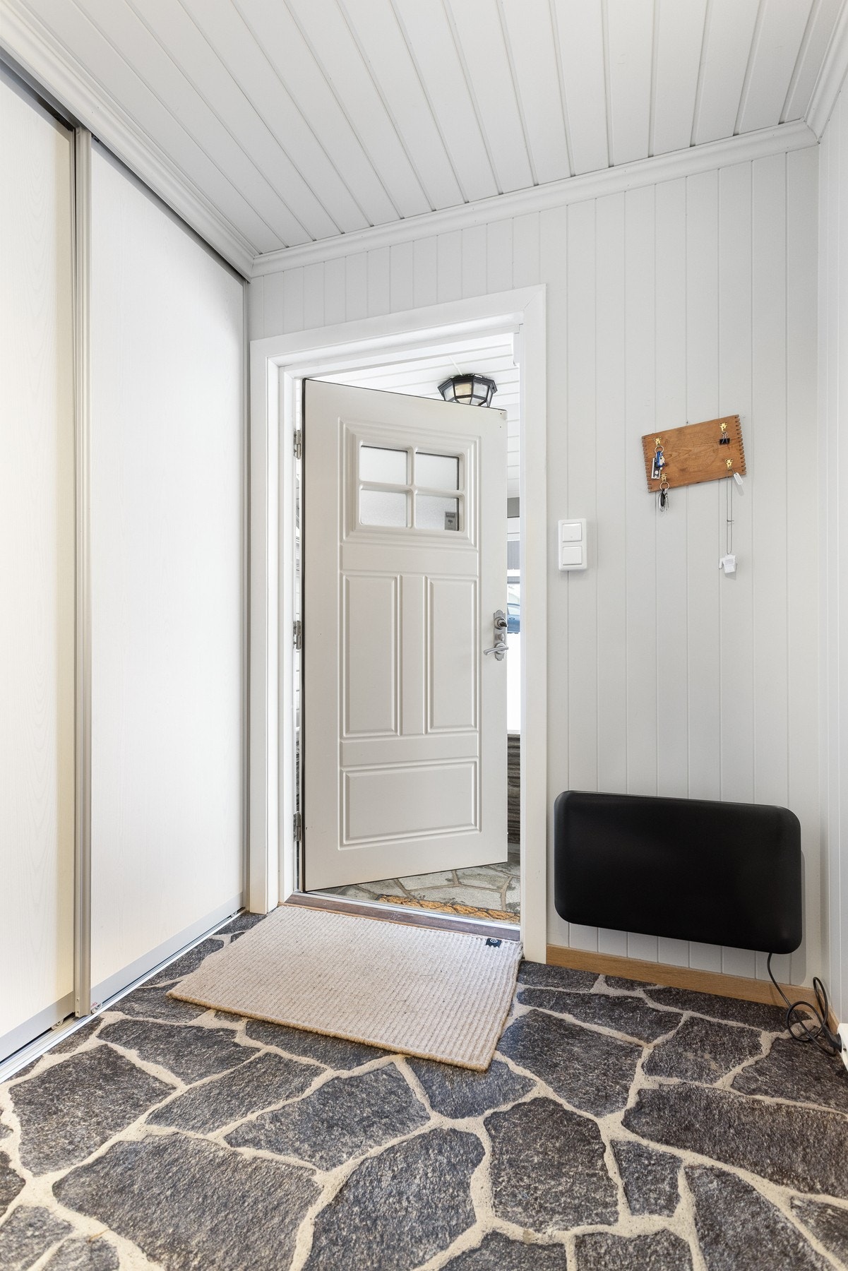 Romslig og fin gang med skyvedørsgarderobe. Galleribilde