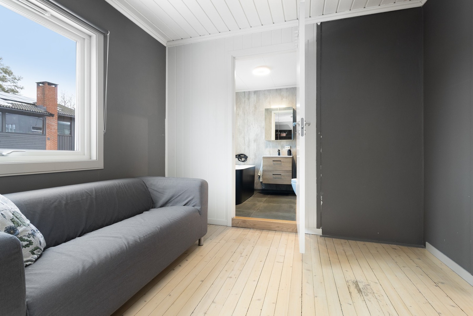 Soverom 1.etg. - Rommet er i dag innredet som kontor og har tilgang til bad/wc. Galleribilde