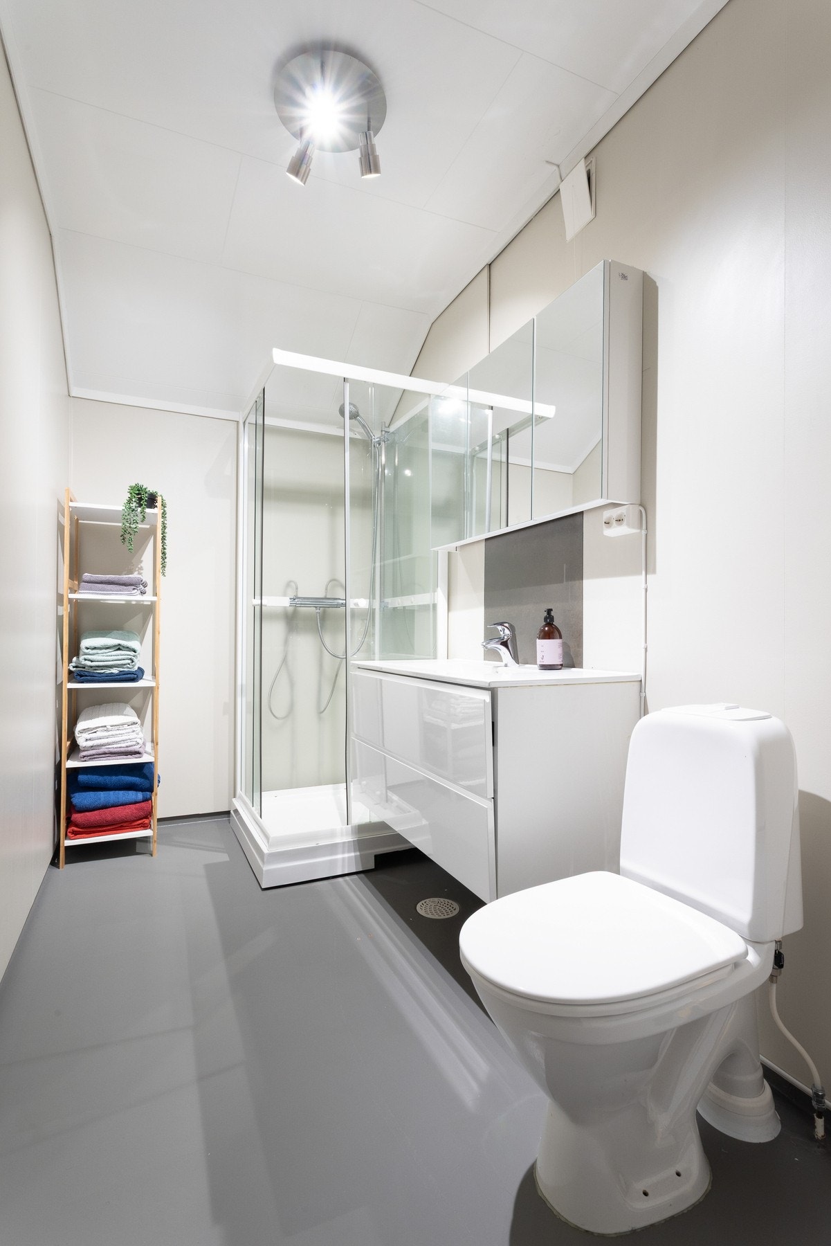 Belegg på gulv., malte baderomsplater på vegg og takess i himling.
Varmeovn og ventil på vegg. Galleribilde