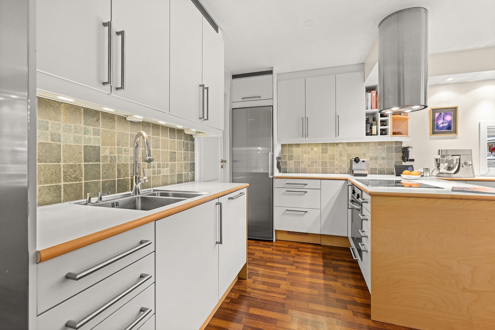 Stort, lekkert kjøkken Galleribilde