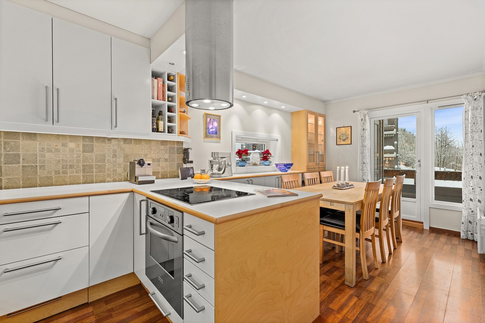 Romslig kjøkken med plass til spisebord Galleribilde