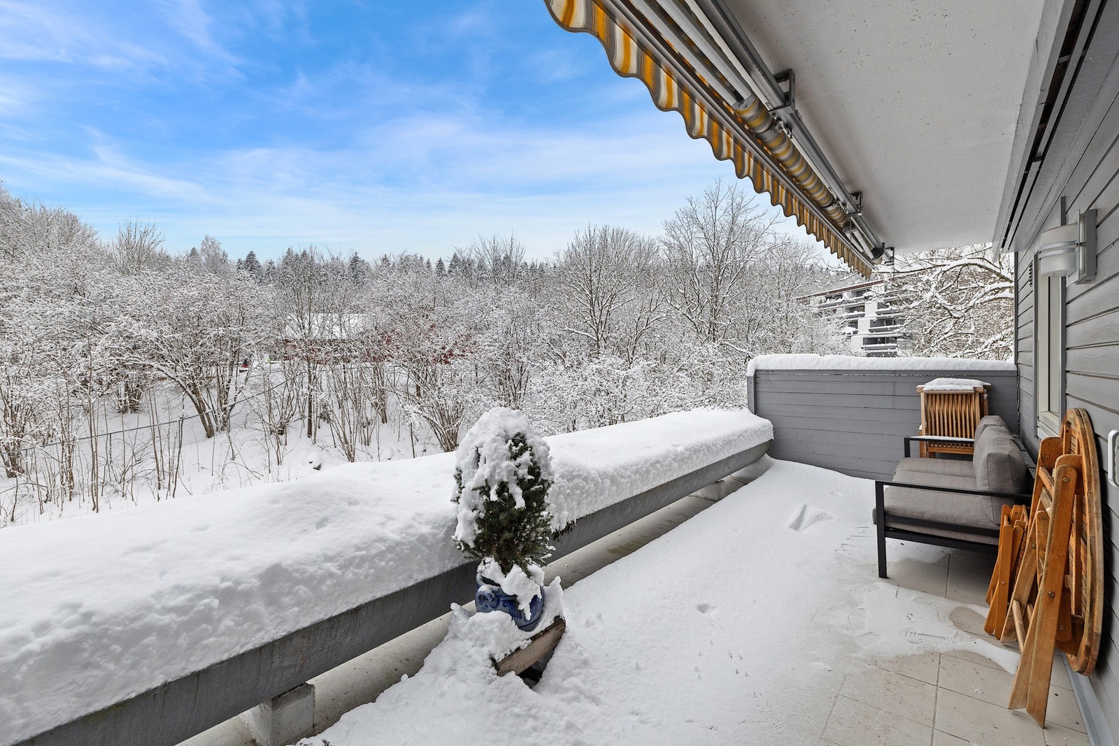 Stor, herlig uteplass med markise Galleribilde