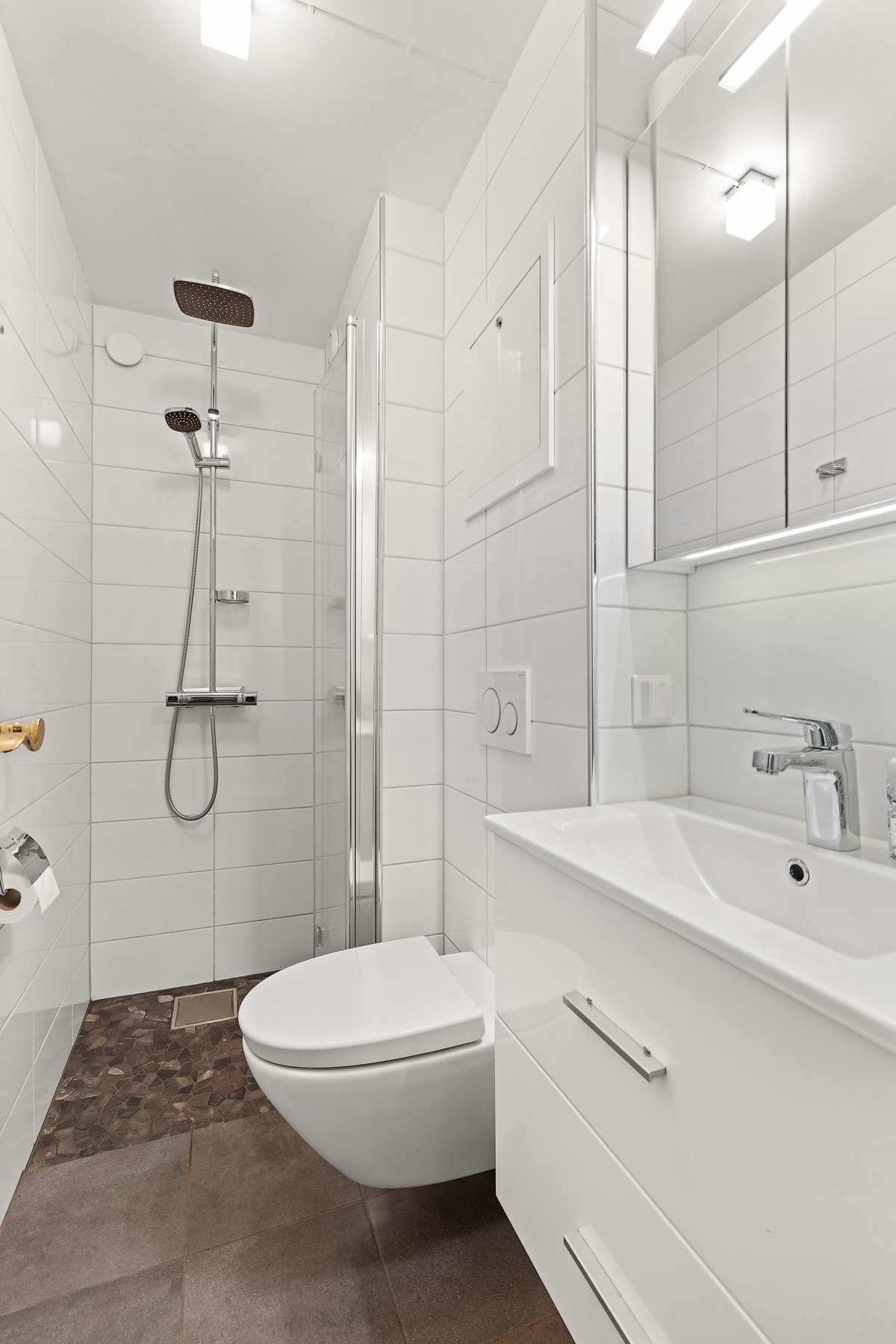 Dusjbad oppgradert i 2016 av fagfolk, med flislagte overflater, dusjhjørne og servantinnredning. Galleribilde