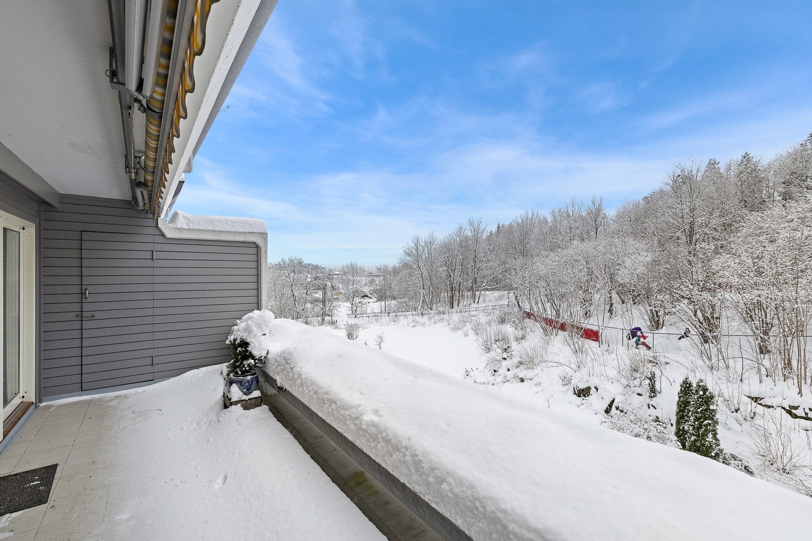 Romslig terrasse på ca. 12 m² med tilhørende bod - et fint uterom i sommerhalvåret. Galleribilde