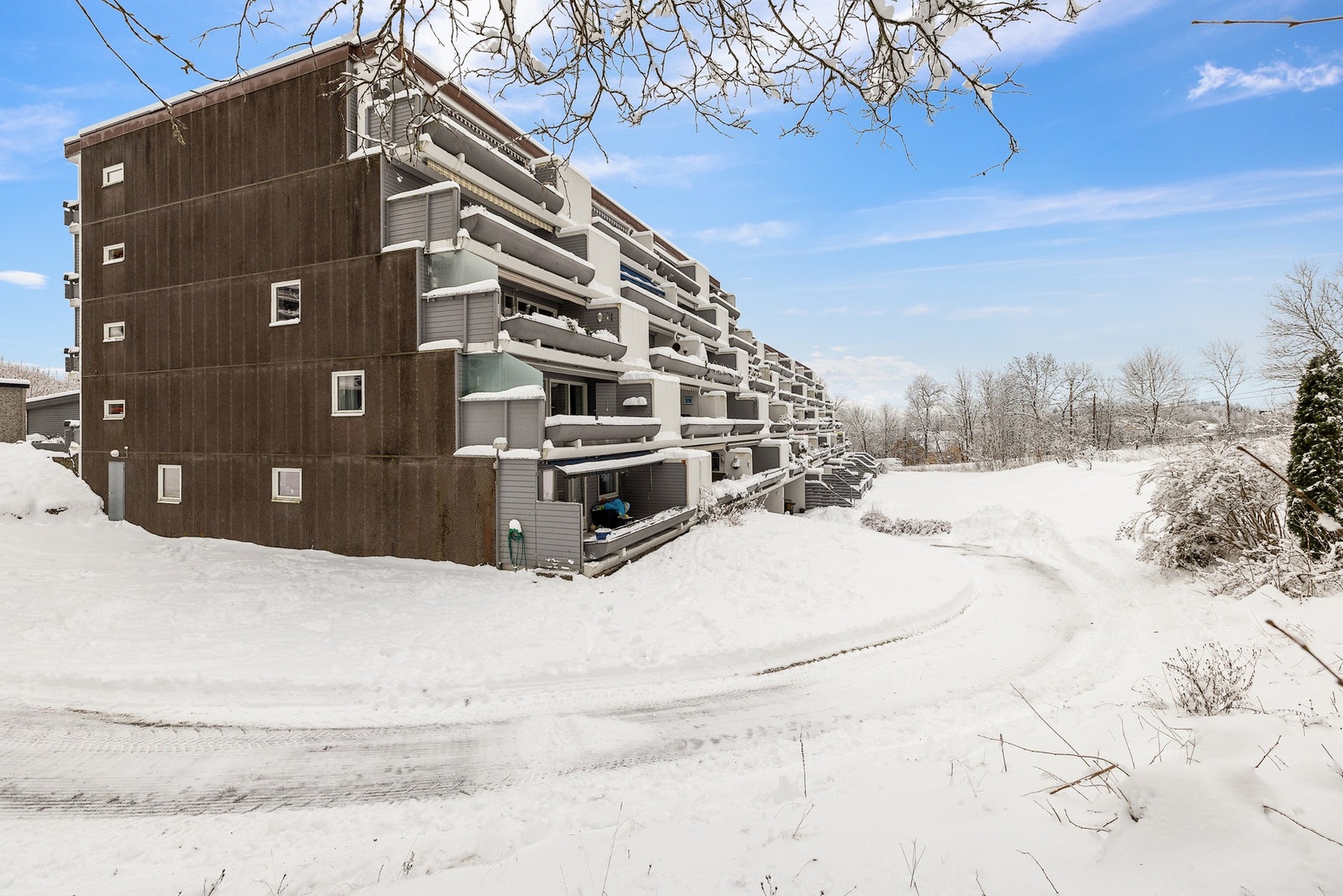 Lys og gjennomgående 4-roms leilighet i byggets 3. etasje, beliggende i attraktive Åsterud boligsameie. Galleribilde