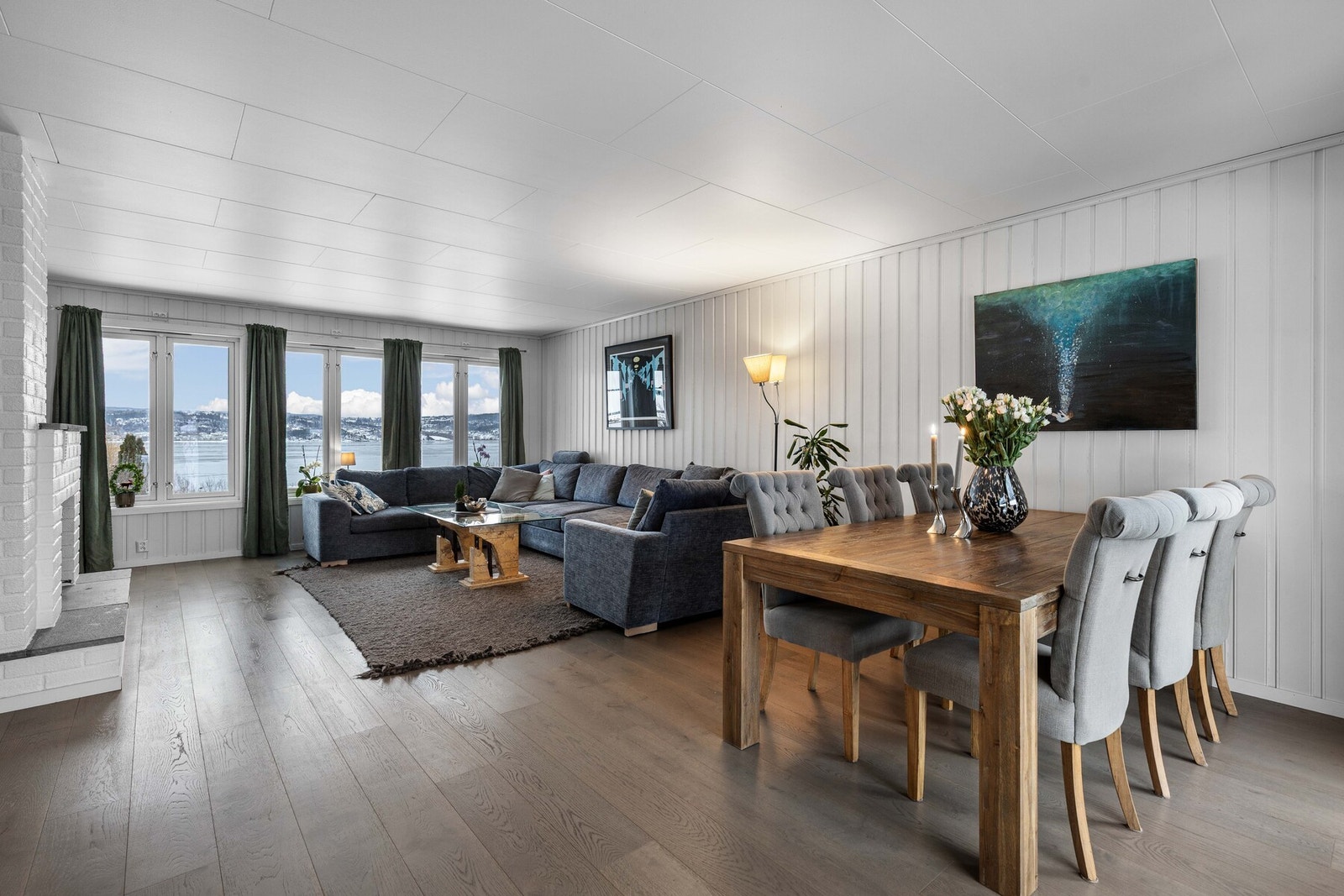 Åpen og sosial stue- og spisestueløsning. Galleribilde