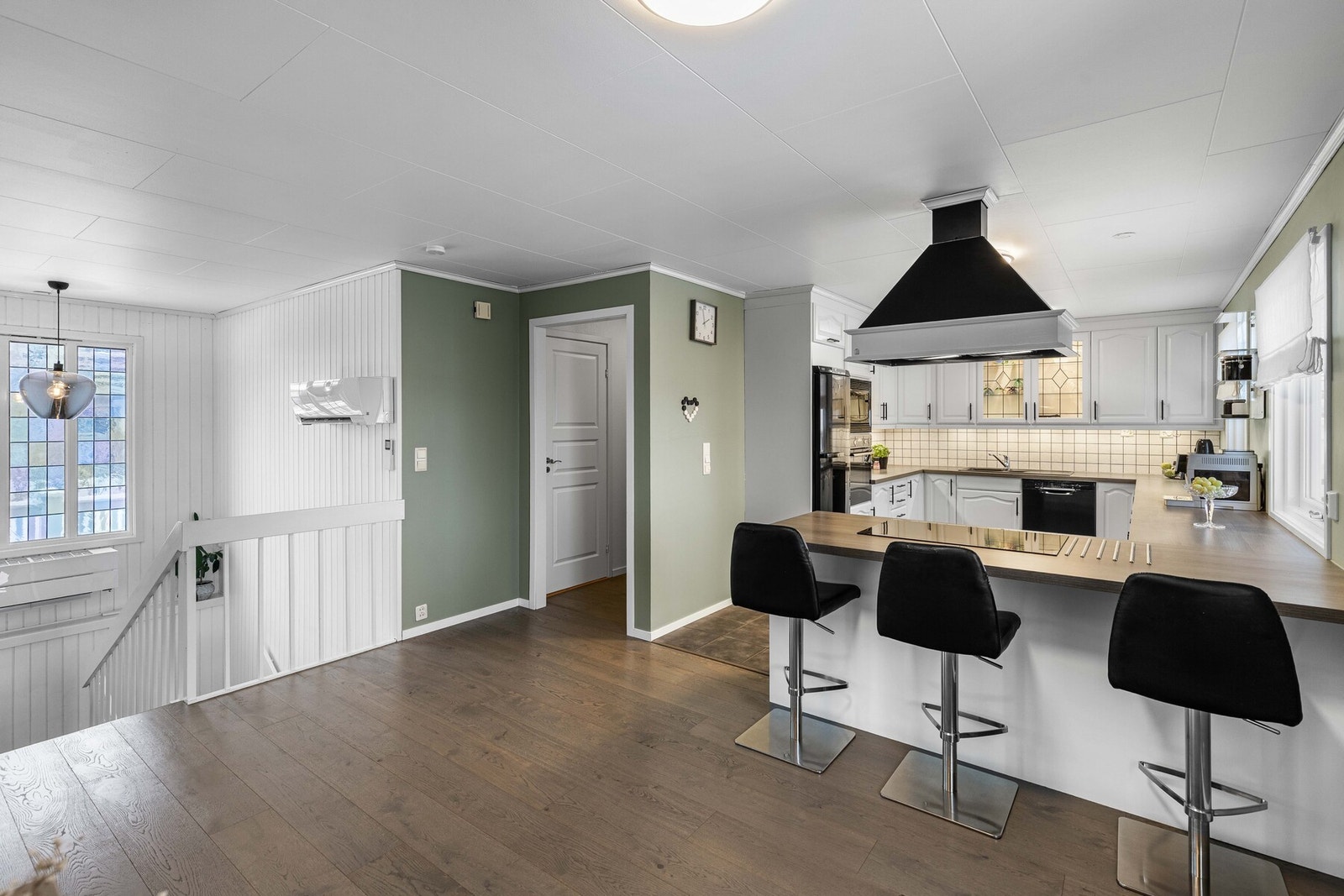 Sosial kjøkkenløsning med barløsning. Galleribilde