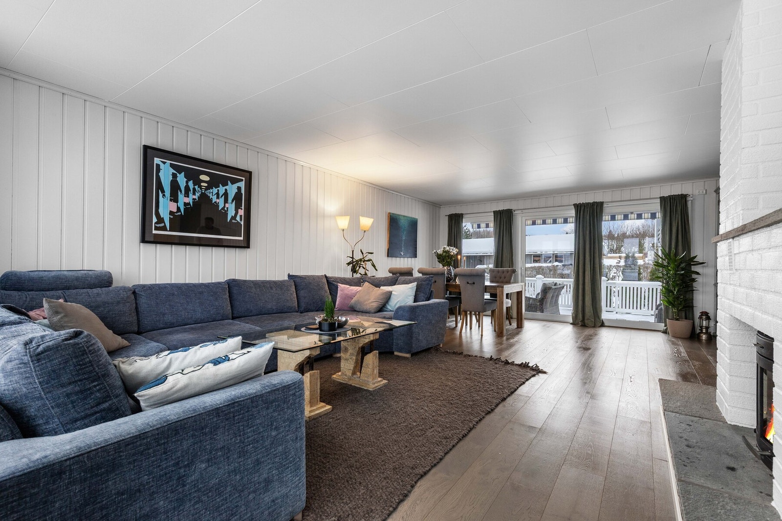 Gjennomført interiør med god plass til en stor sofagruppe, der hele familien kan samles Galleribilde