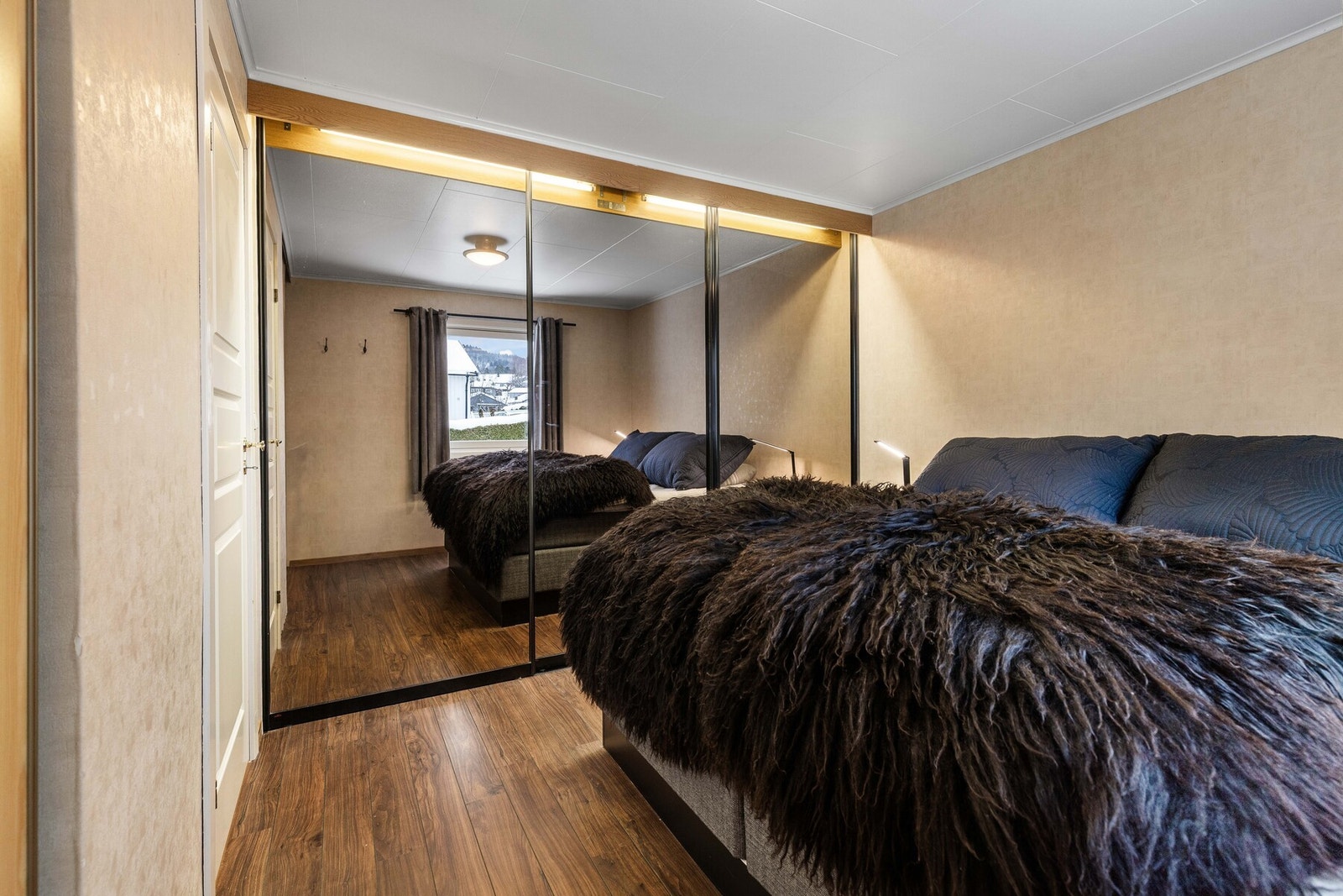 Hovedsoverom med skyvedørsgarderobe. Galleribilde