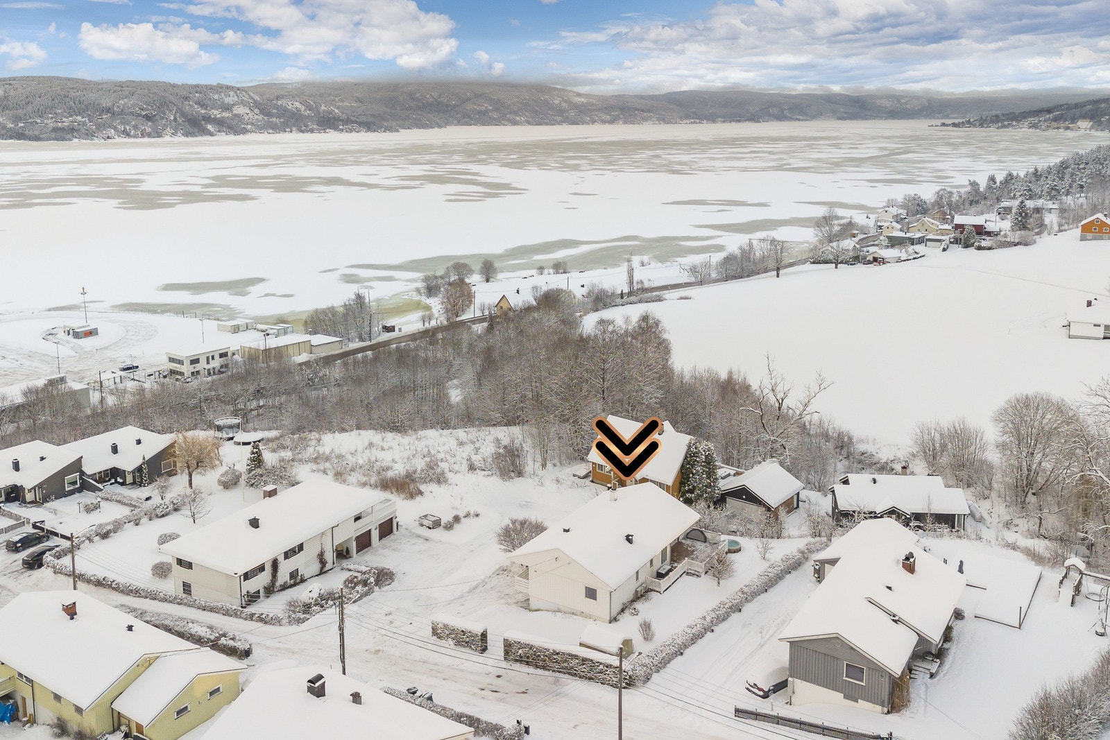 Boligen troner vakkert i landskapet med en fantastisk utsikt over vannet og de omkringliggende områdene Galleribilde