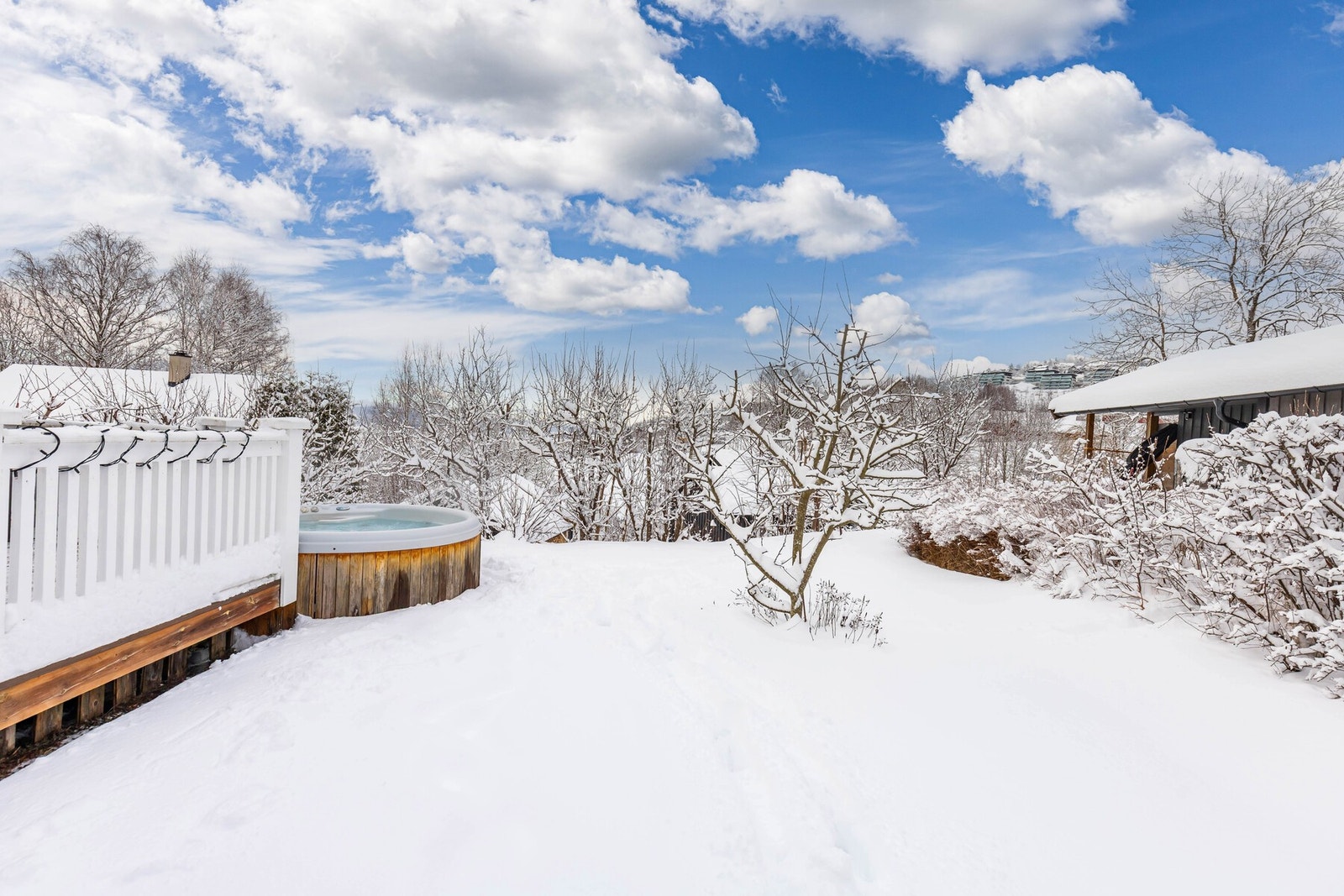Nyt de skjermede uteområdene helt usjenerte fra naboer, mens du har den vidstrakte vinterutsikten rett foran deg Galleribilde