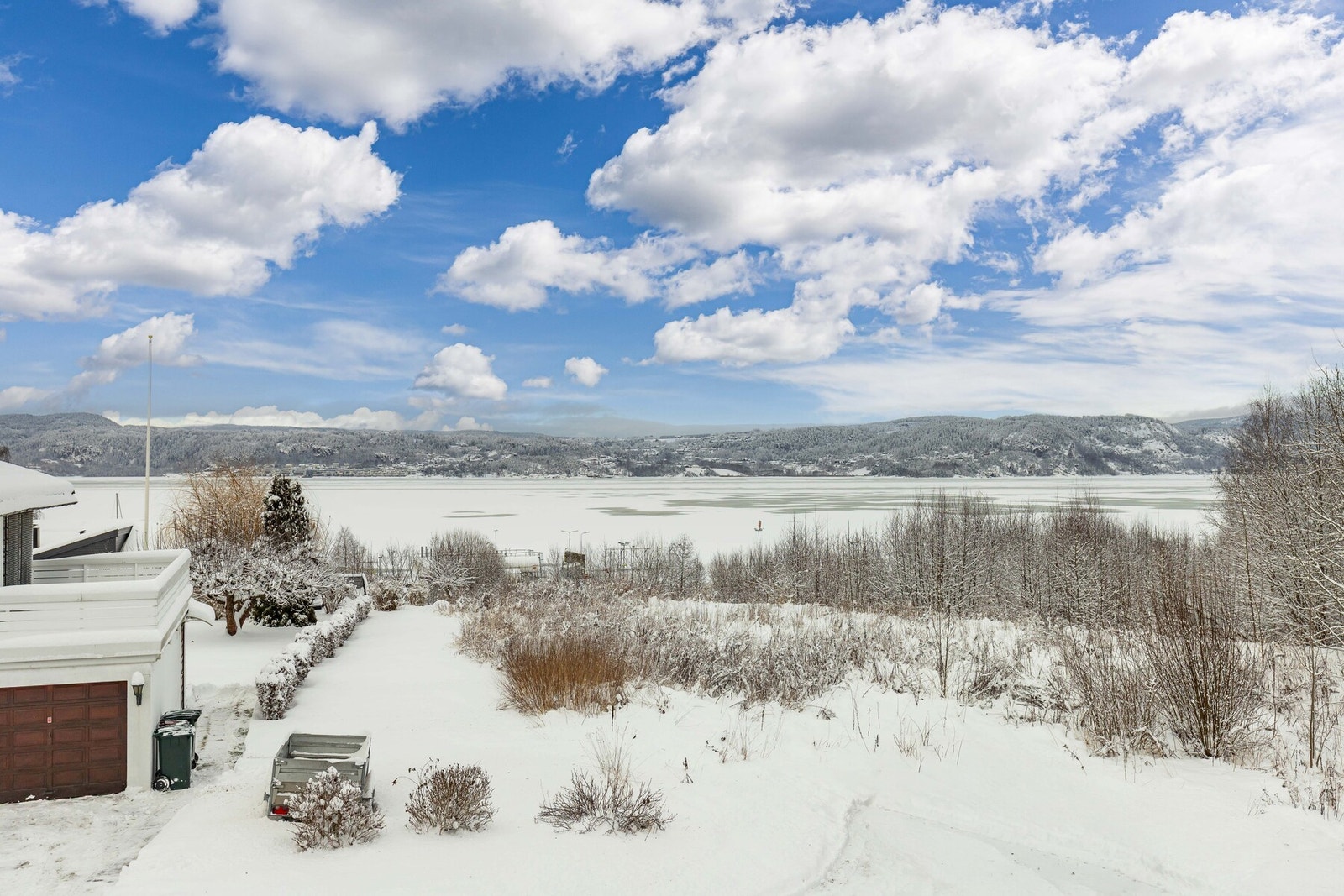 Utsikt ut mot fjord. Galleribilde