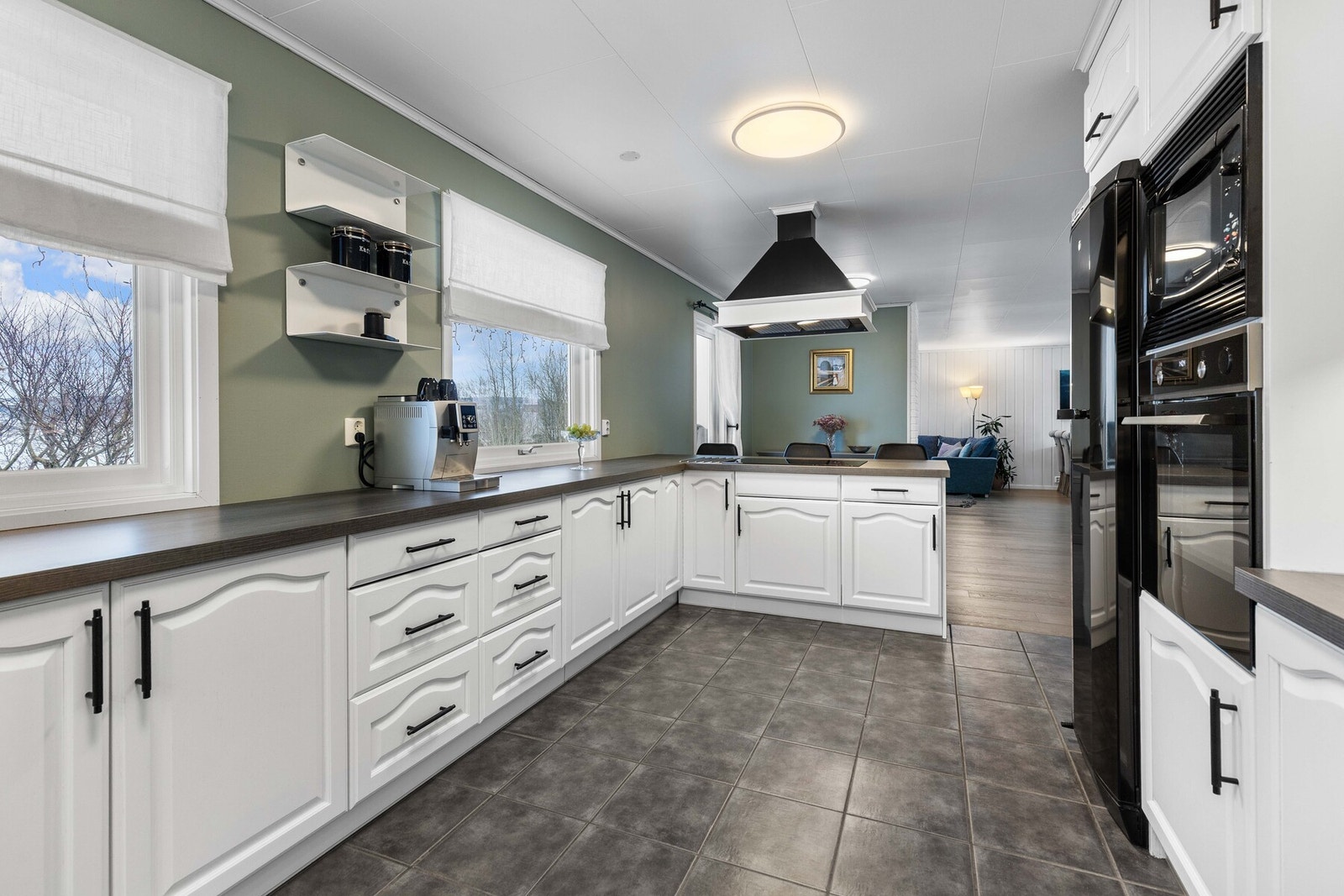 Intergrerte hvitevarer med lyse og delikate skapfronter. Galleribilde