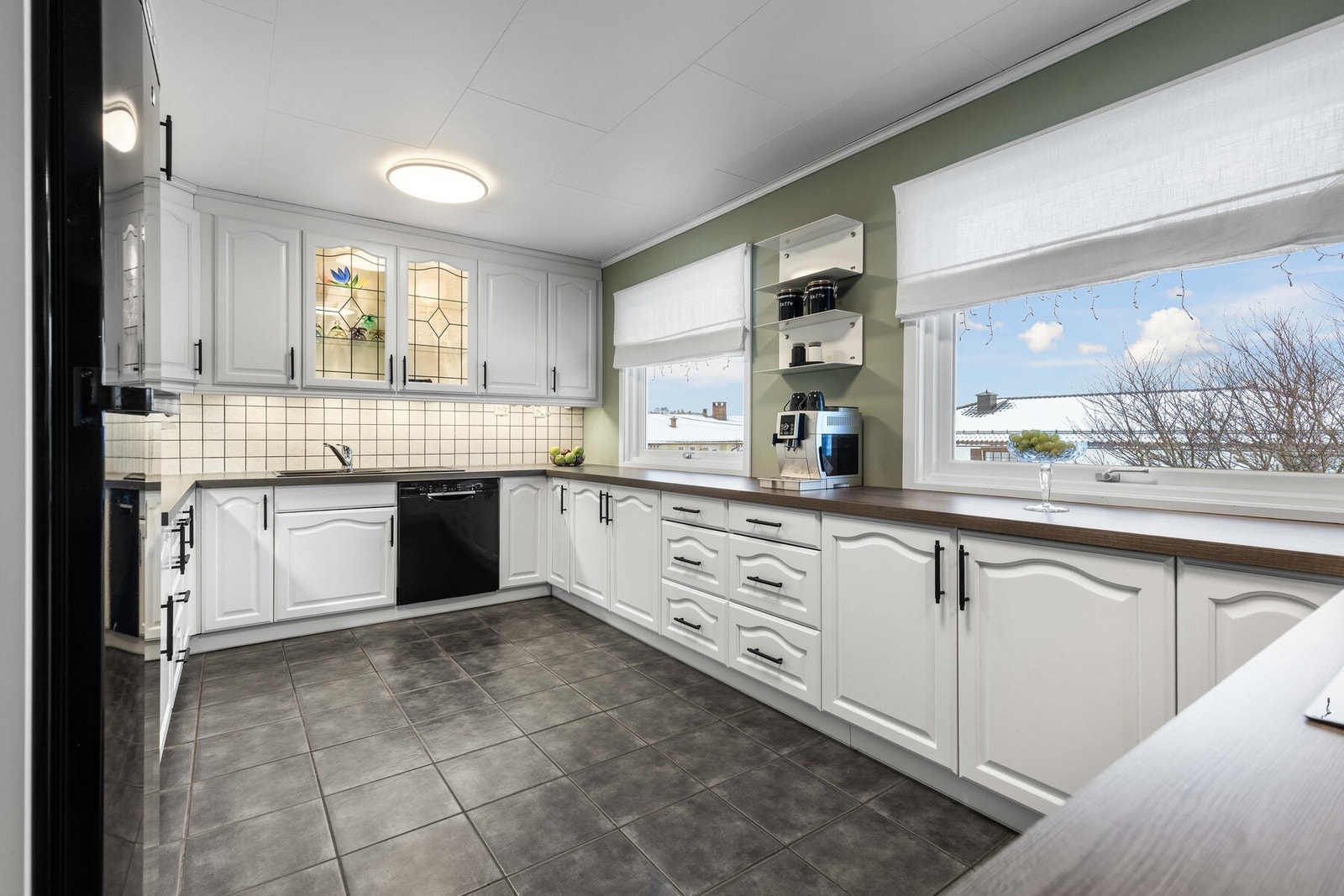 Et svært funksjonelt kjøkken med rikelig av skapplass og dype skuffer som rommer alt av kjøkkenutstyr Galleribilde