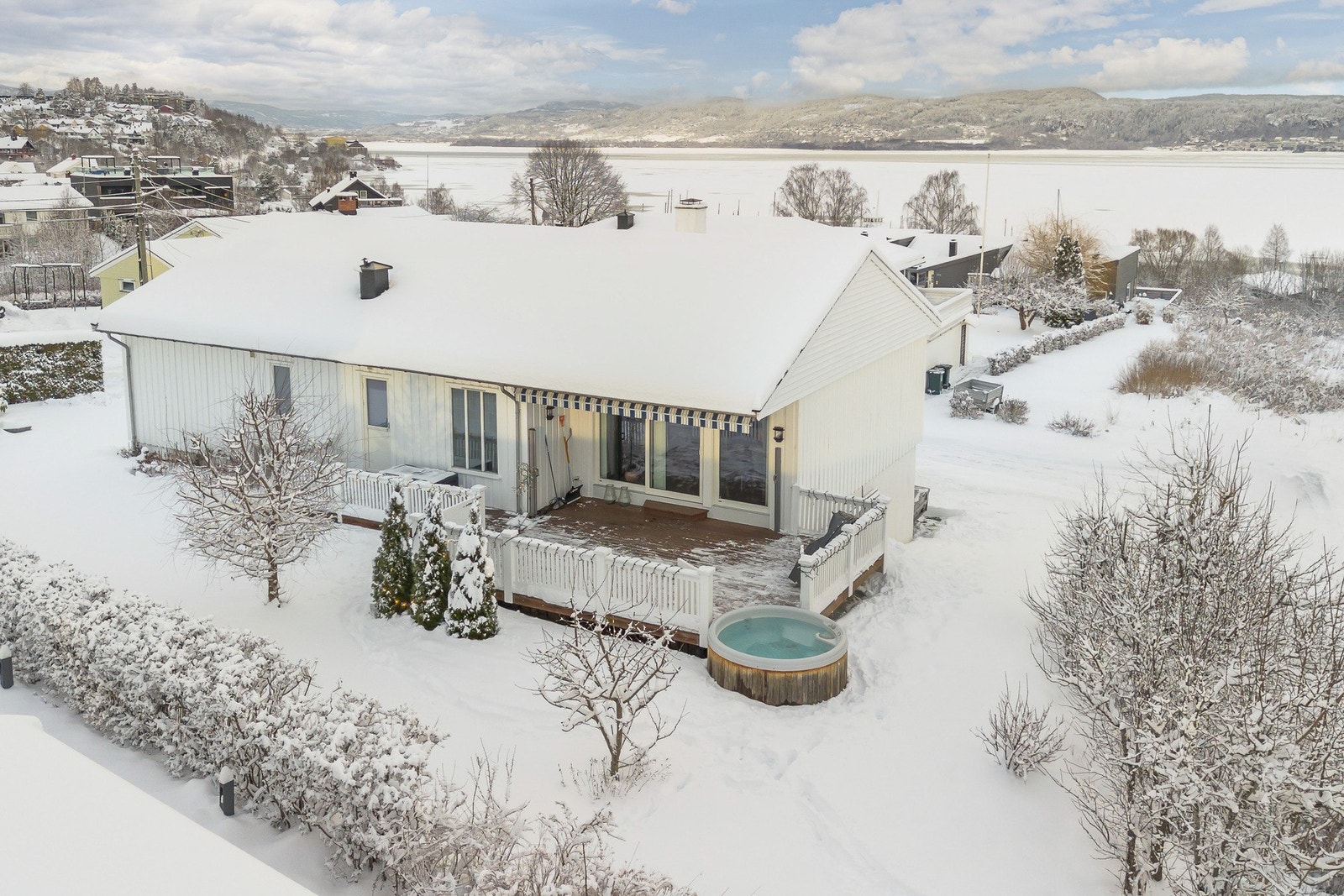 Eiendommen sett fra luften. Galleribilde