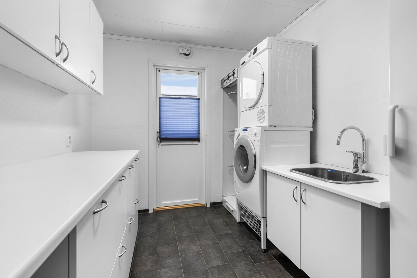 Praktisk vaskerom med god benkeplass. Galleribilde