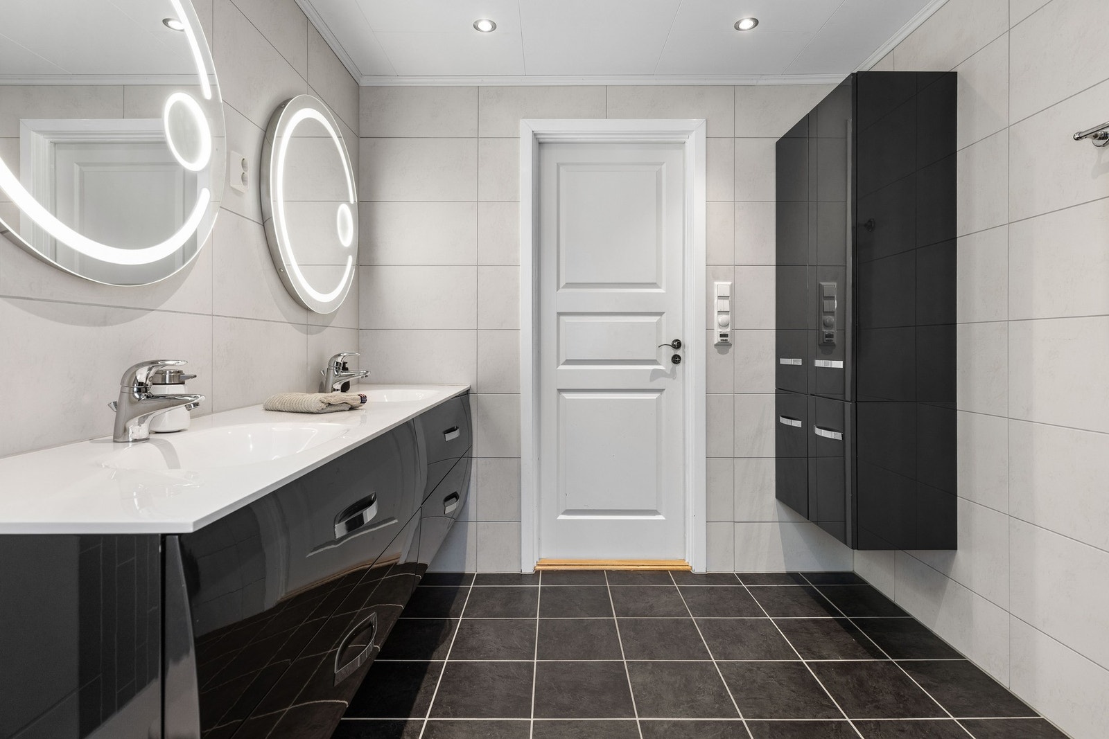 Delikat hovedbad med moderne innredning. Galleribilde