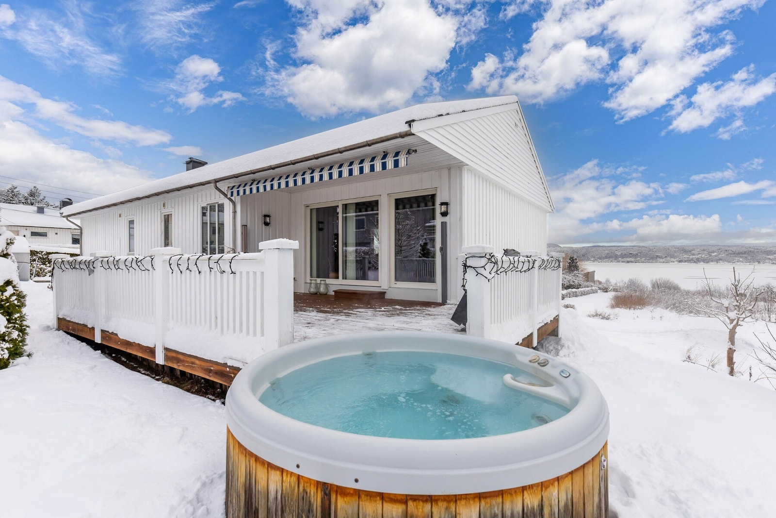 Herlig samspill mellom boligen og uteplassen, der store skyvedører gjør det enkelt å flytte kaffekoppen ut i sola Galleribilde