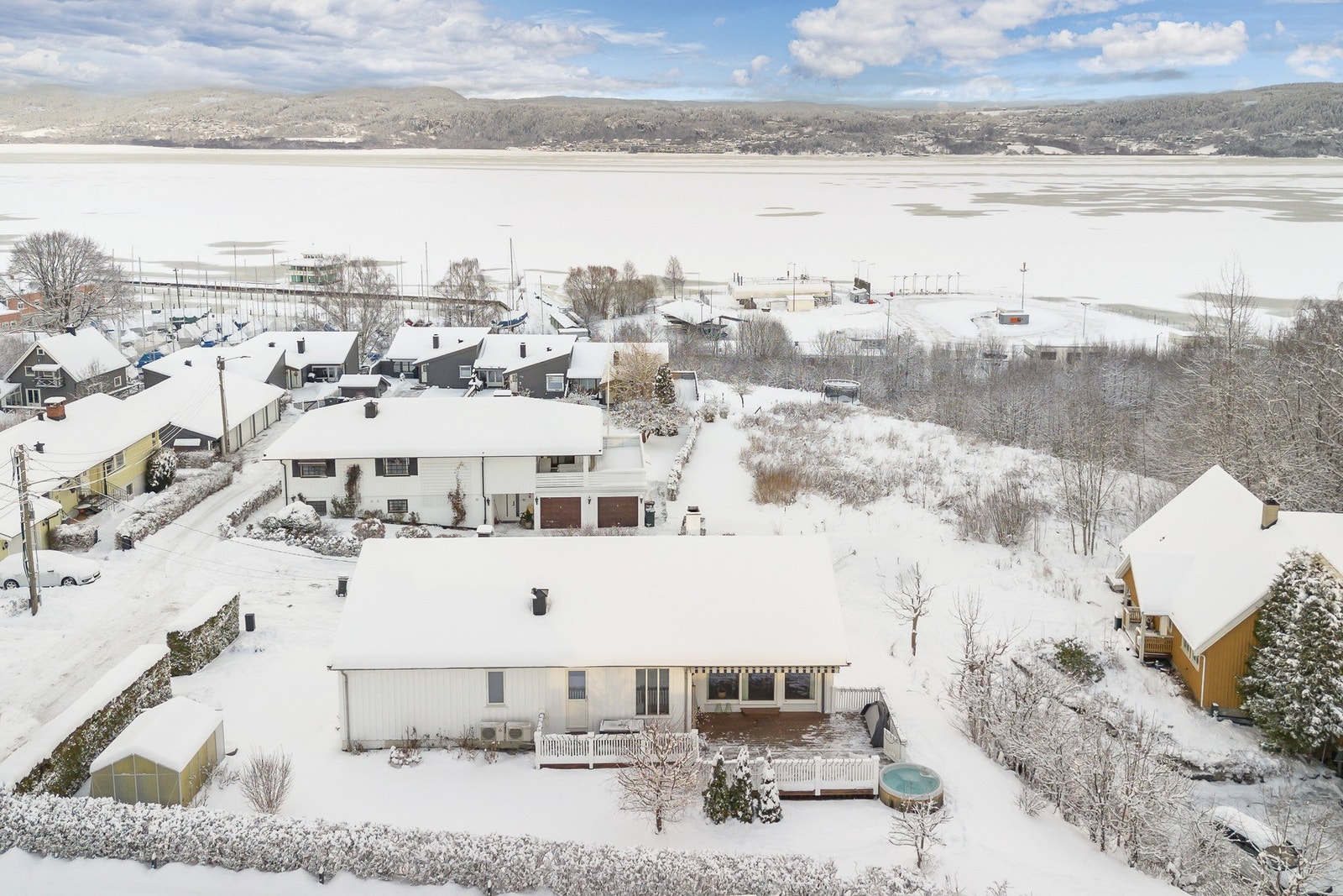 Stor og solrik tomt, lunt skjermet av en hekk som sikrer privatlivet og skaper en svært koselig atmosfære Galleribilde