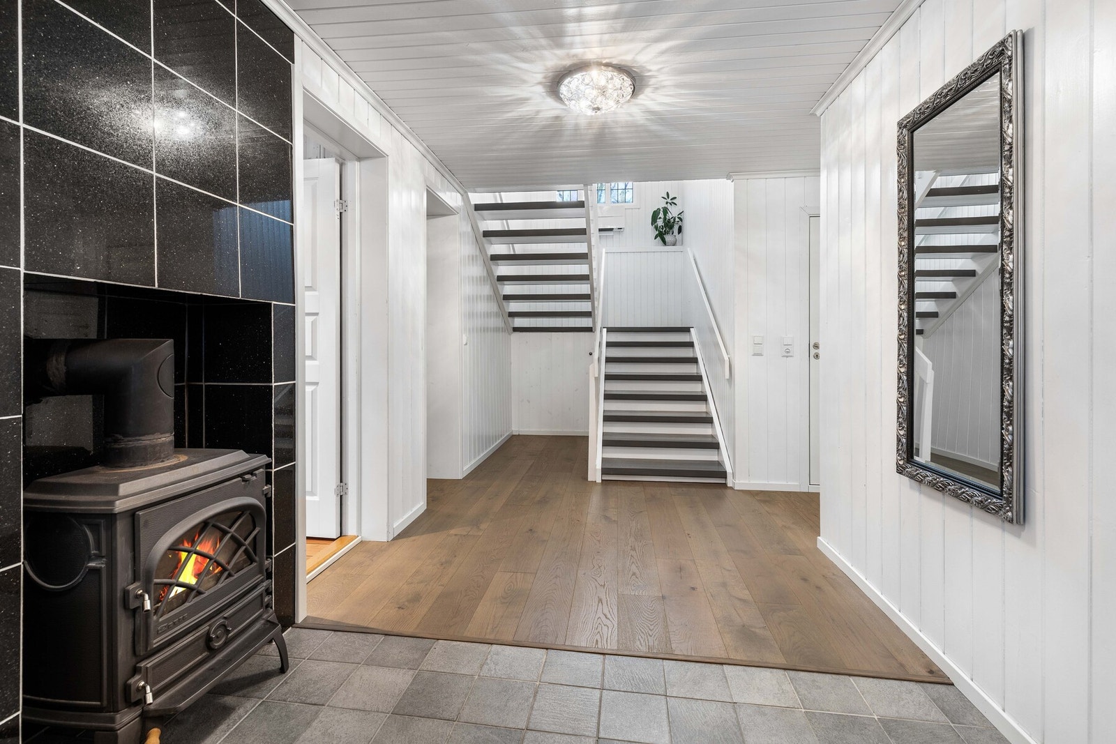 Innbydende entré med peis og trapp opp til andre etasje. Galleribilde