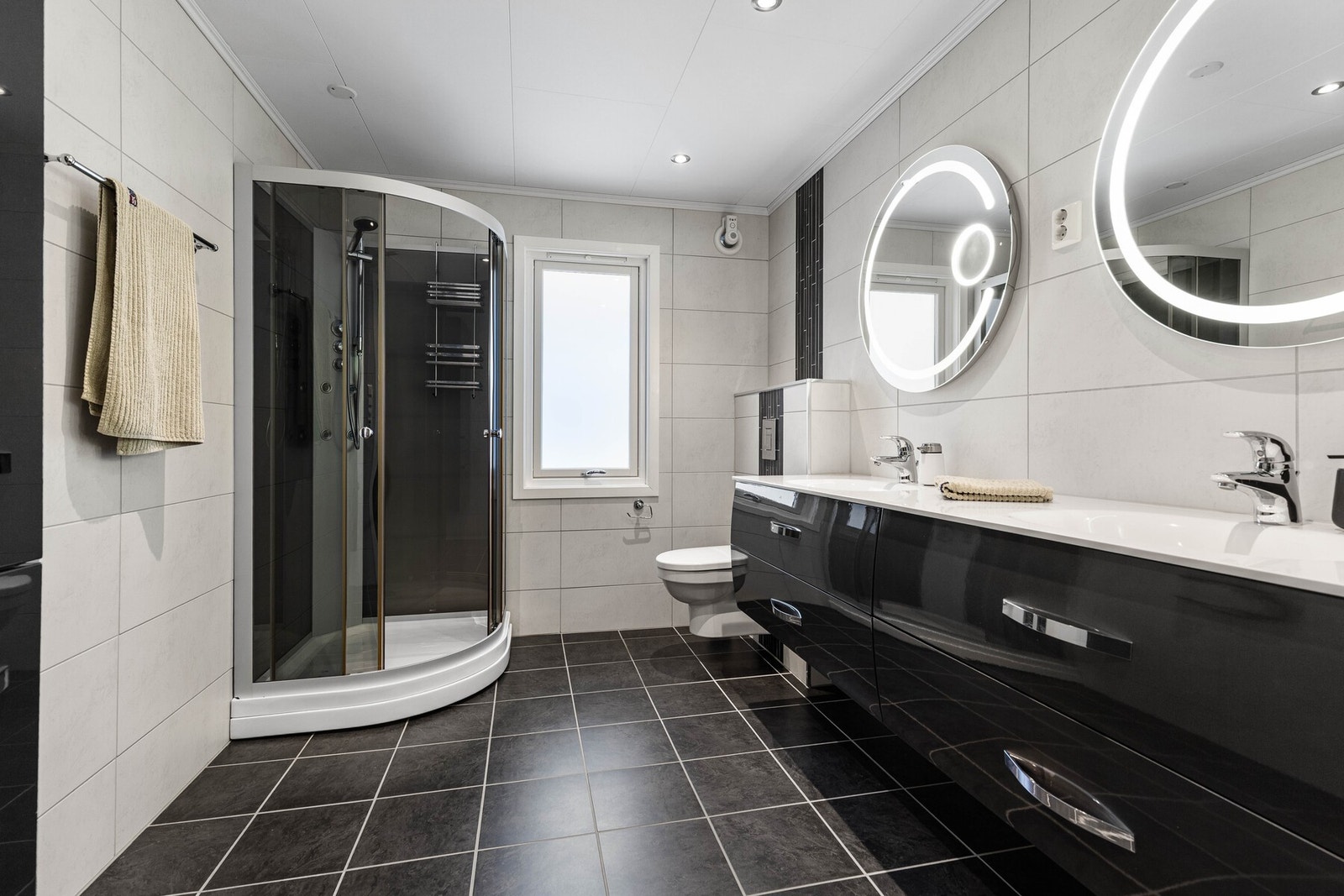 Bad med god plass og praktisk løsning. Galleribilde