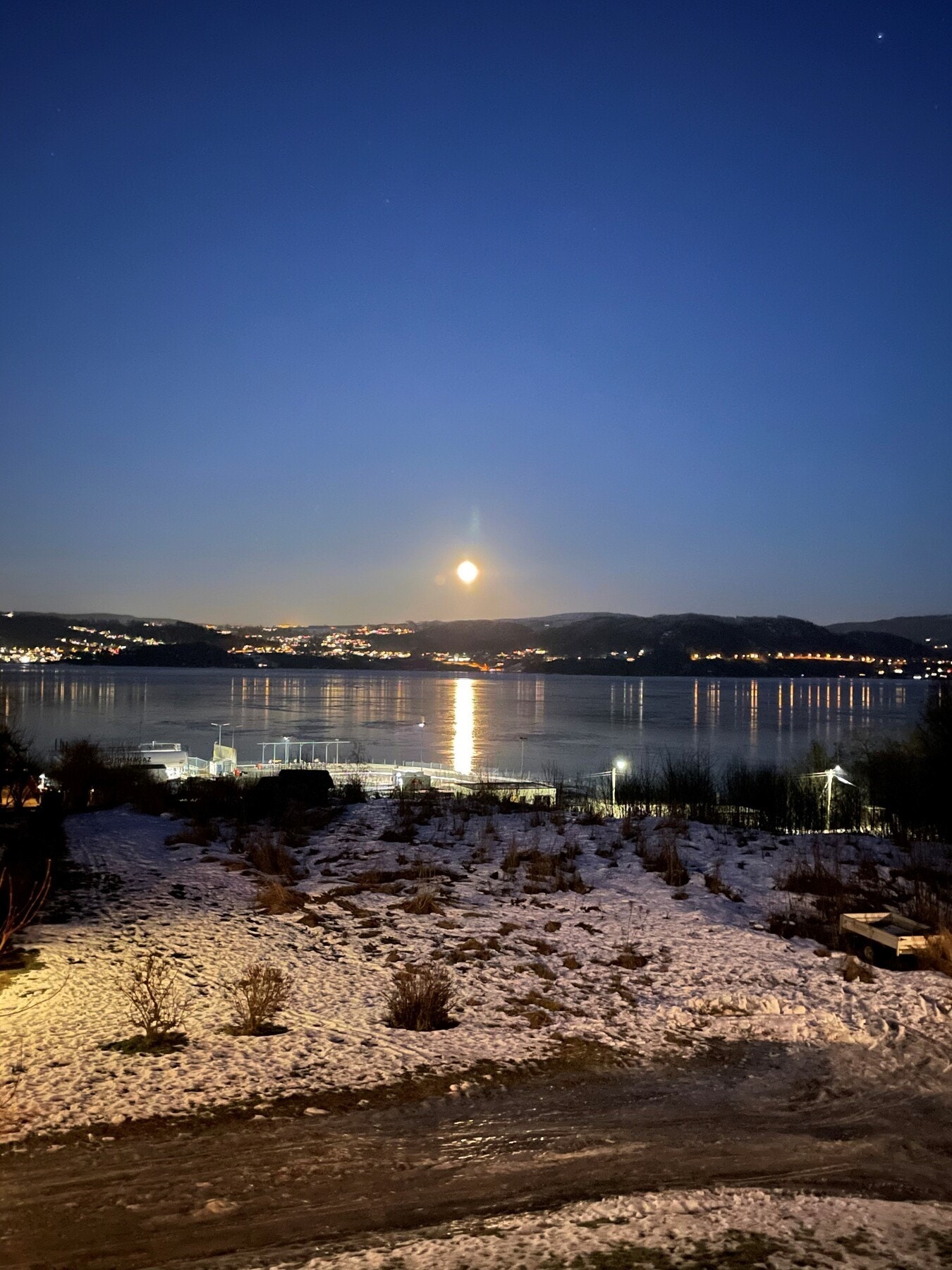 Stemningsfull utsikt mot vannet. Galleribilde