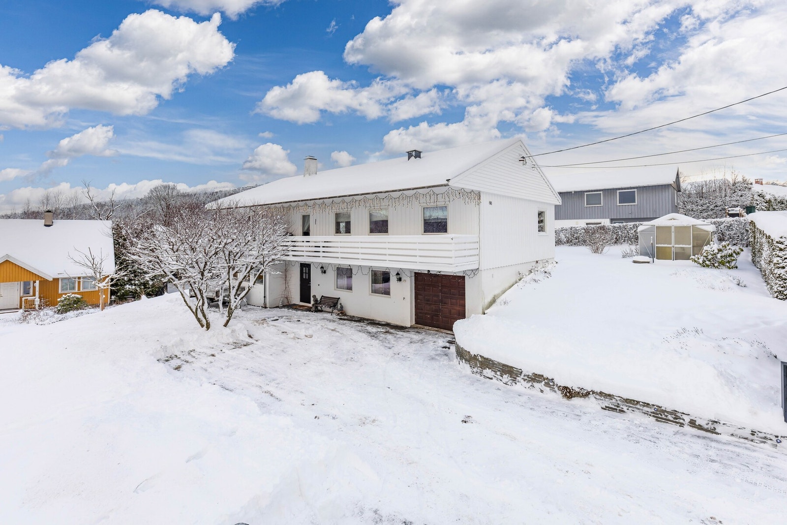 Klassisk fasade med overbygget inngangsparti. Galleribilde