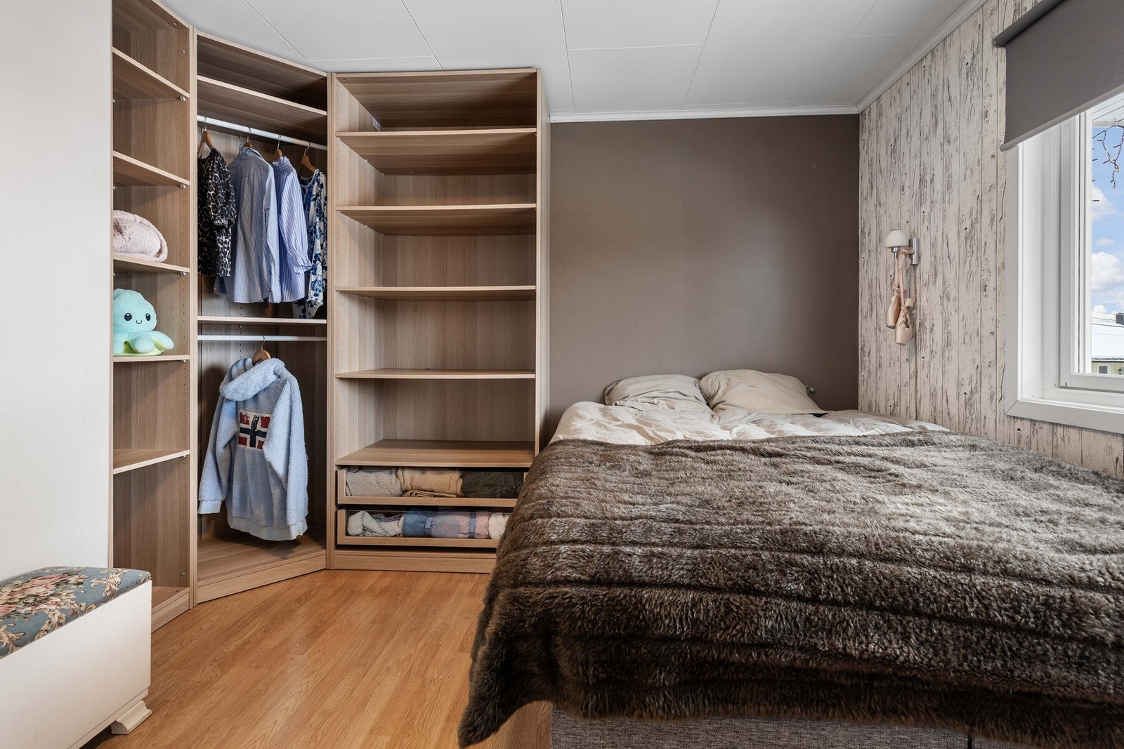 Soverom med god garderobeplass. Galleribilde