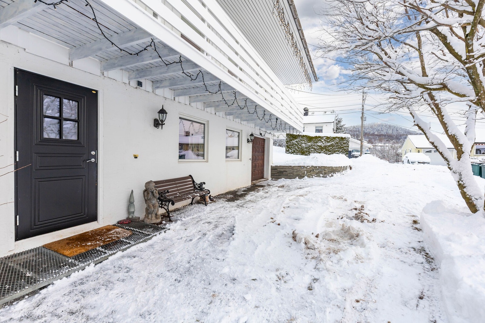 Inngangsparti med overbygg. Galleribilde