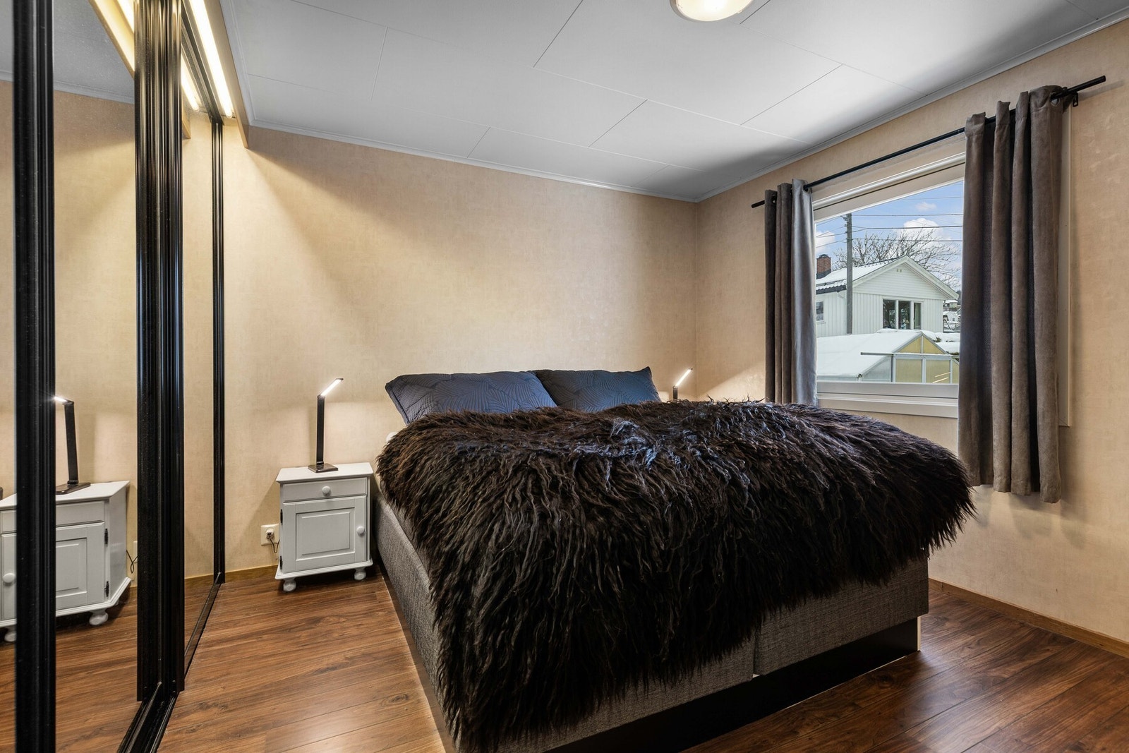 God plass til dobbeltseng og nattbord. Galleribilde