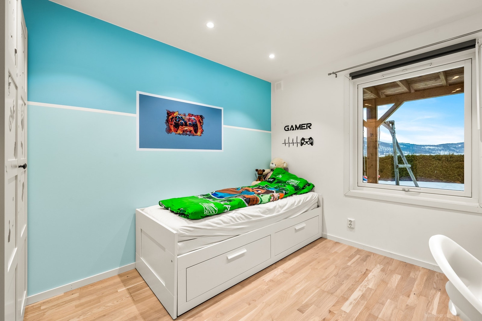 Alle soverommene inkl. gang i underetasjen ble oppusset i 2022 og det ble lagt varmefolie i gulv. Galleribilde