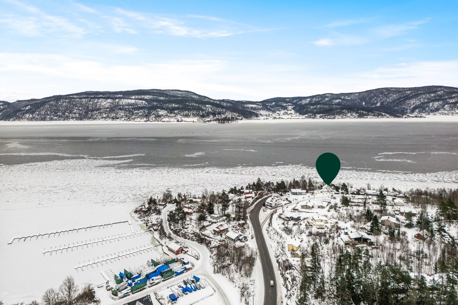 Nærhet til Hanevik Brygge, som er synlig fra eiendommen, gir gode muligheter for båtfolk. Galleribilde