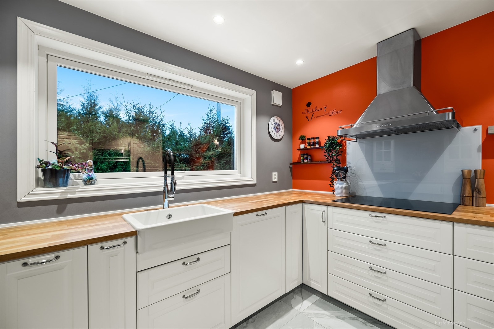 Kjøkkenet er utstyrt med induksjonstopp og en moderne ventilator i stål. Galleribilde