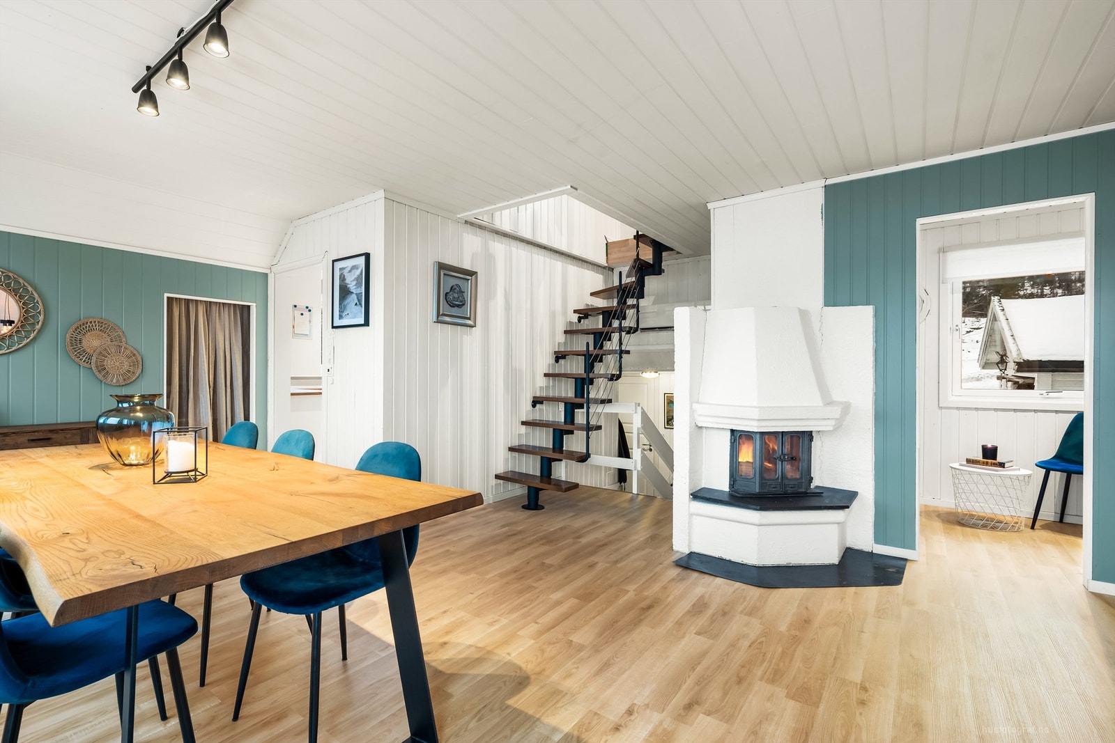 Stuen har delåpen løsning mot kontor og bod (opprinnelig del av stuen), med trapp opp til loftsetasjen. Galleribilde