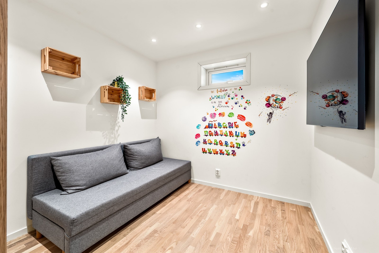 Gang i underetasje med sofaområde - Rommet er bruksendret/omsøkt Galleribilde