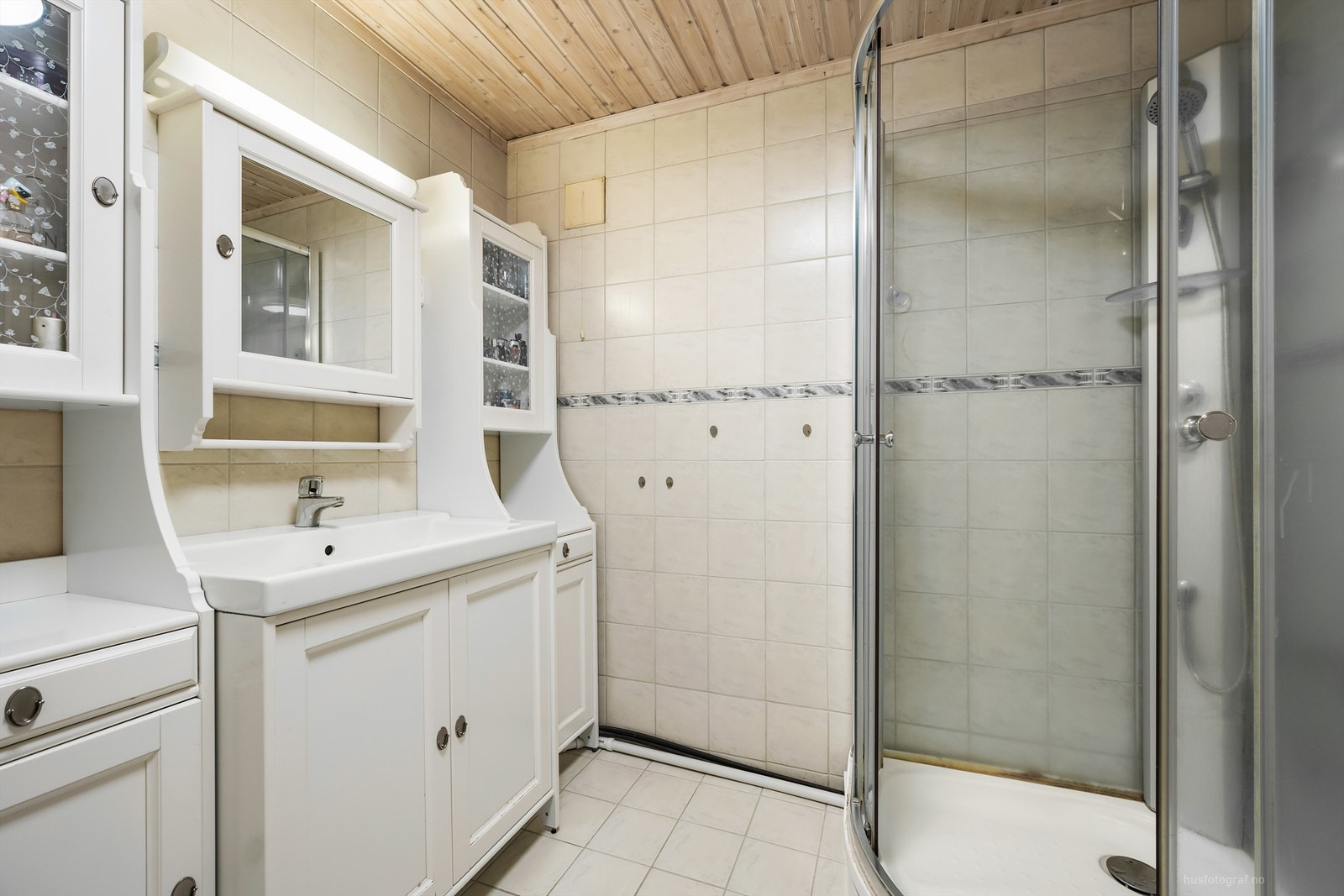 Badet i underetasjen er innredet med servantmøbel og dusjkabinett. Galleribilde