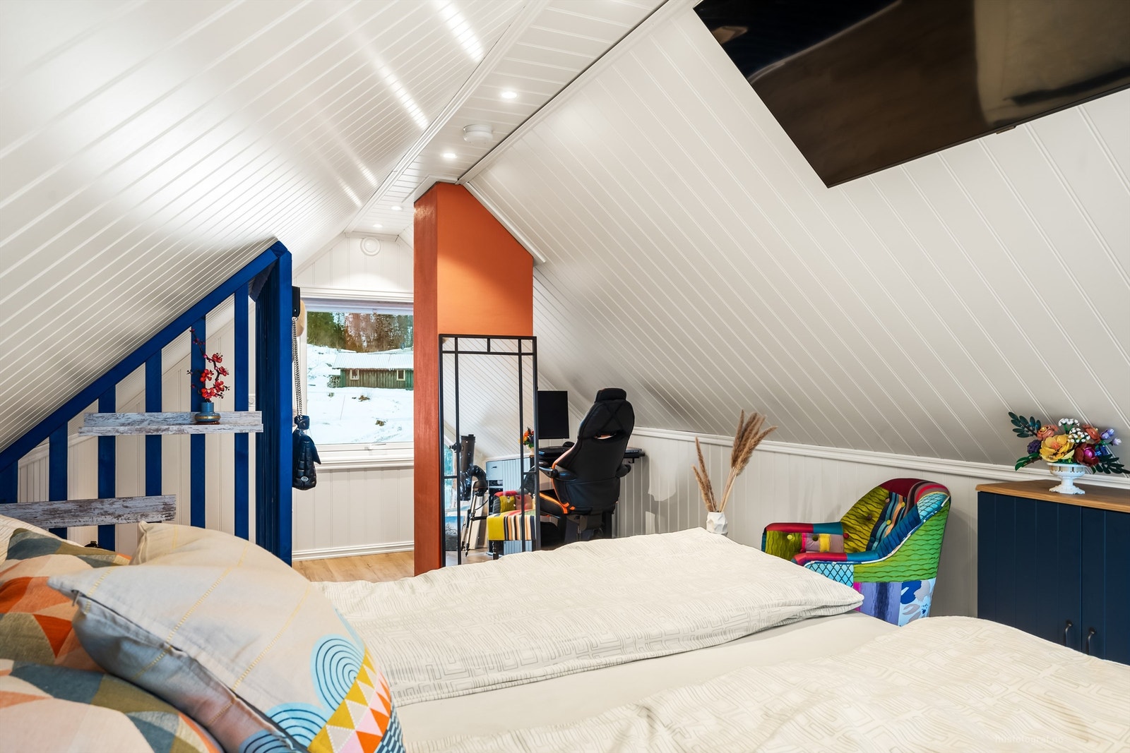 Den åpne himlingen til mønet gir en luftig og romslig følelse - Rommet er ikke bruksendret/omsøkt. Galleribilde