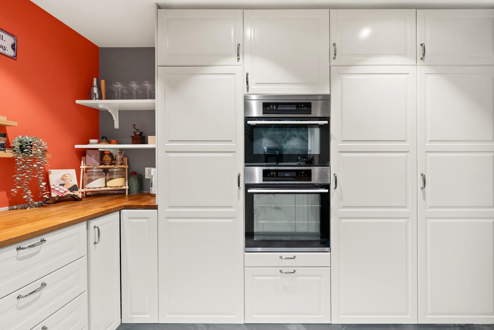 Høyskap med integrert stekeovn og mikrobølgeovn i komfortabel arbeidshøyde. Galleribilde