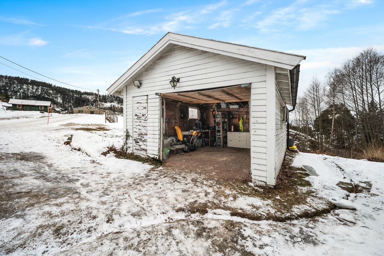 Frittstående garasje med god lagringsplass for bil, sykler og utstyr. Galleribilde